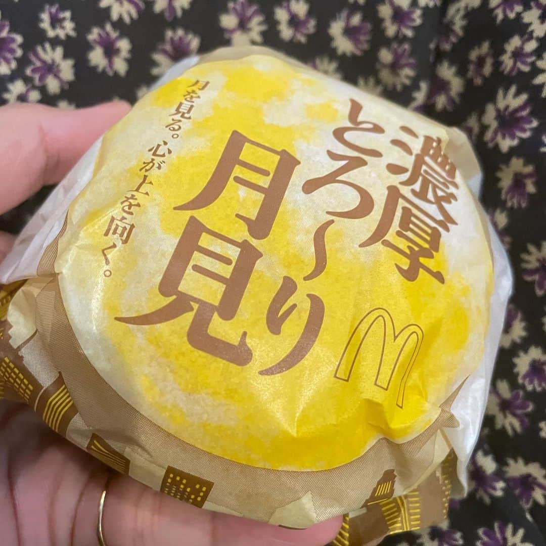 ギャル曽根のインスタグラム：「食べました。 月見。 ふわふわバンズが美味しいなぁ🤤❤️💛❤️ #月見の季節がやってきた。」