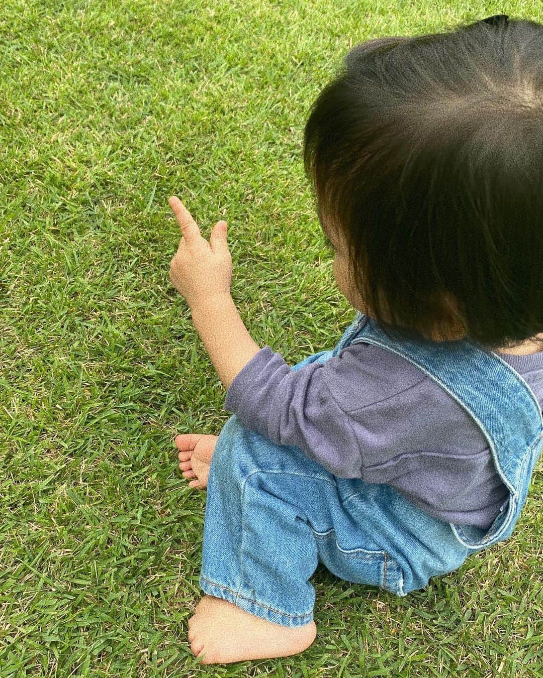 瀬戸サオリのインスタグラム：「草むしり🌱💜💙 . 朝早すぎて誰もいなくて 最高の息子とのデート😮‍💨🪵 はー楽しかった…🥺 本当小さな彼氏で 毎日かわいすぎる…👦🏻💋 . アクティブな日は オーバオール親子👦🏻👱🏻‍♀️ ＿＿＿＿＿＿＿＿＿＿＿＿＿＿＿ #息子とデート」