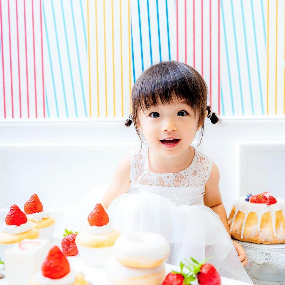 しほの涼のインスタグラム：「HAPPY BIRTHDAY MY LOVE  少し遅くなったけど、2歳のバースデーフォトを撮ってきました🎂 今回も去年と同じlovstさんで🍓  しばらく娘のバースデーフォトが続きます🙇‍♀️  #2歳誕生日 #2歳 #2歳バースデーフォト #2歳女の子 #令和元年ベイビー #ラブスト #lovst」