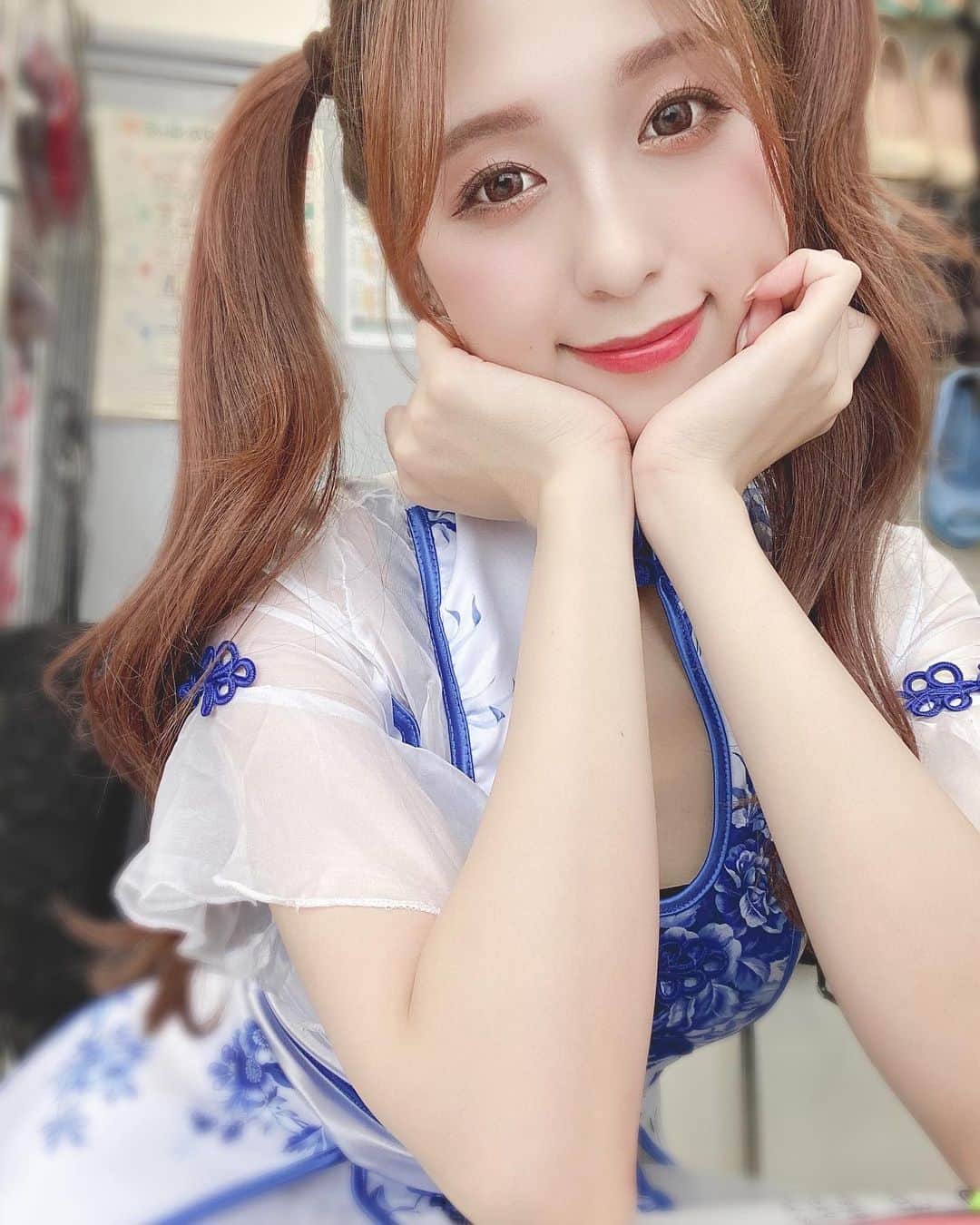 横田りかのインスタグラム：「えへへ ⁡ #photo #everyday #rq #ゲーマー #ゲーム女子 #プロセカ #beauty  #cute #モデル #ゲーム大好き #FPS女子 #enjoy #オタク女子 #racequeen #followme #レースクイーン  #love #APEX #shooting #beautiful #PS4  #赤髪 #happy #えーぺっくす #コスプレ #撮影会 #音ゲー #APEXLegends」