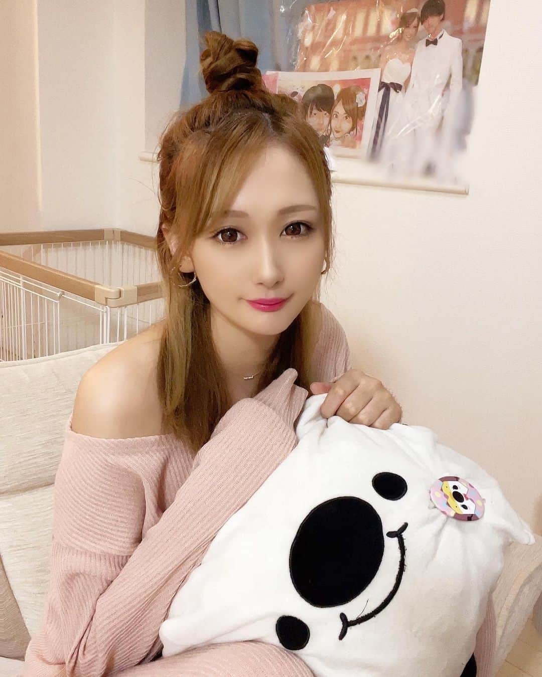 のインスタグラム：「新型コロナで14日間動けなかったから 昨日からイチナナ配信復帰しました🤍𓈒𓂂⋆͛📢⋆  みんなイツメンが待っててくれて 幸せな時間だったなぁꪔ̤̮‪♡♡゛💕  . まだ沢山話すと肺が痛くなるから 今日はお休みで様子見ながらまた明日配信予定🐣  .  #イチナナ#配信#LIVE配信 #新型コロナ#中等症#デルタ株#復帰 #久々にメイク#ヘアアレンジ #セットアップ#iral」