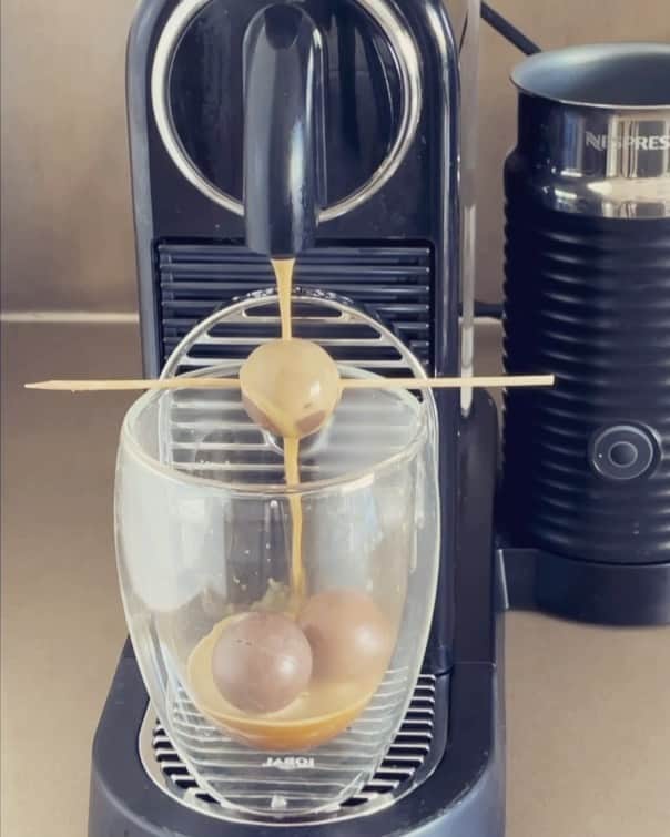 サマンサウィルスのインスタグラム：「Here is your afternoon pick-me-up! And, weirdly, this was a special—and very specific—request by more than a few people: ‘Lindt ball on a skewer’.   Sound on if you’re into ASMR 🤎  Happy Wednesday, friends! x」