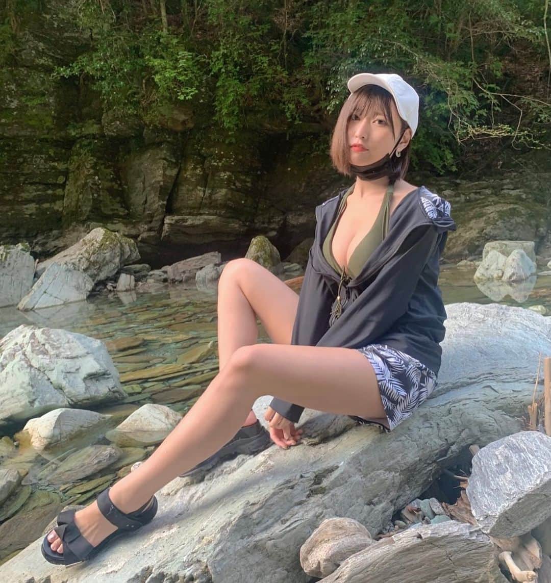 深水あきらさんのインスタグラム写真 - (深水あきらInstagram)「休みの日やリフレッシュしたい時は 自然と触れ合うに限る🌿 川めっちゃ冷たかったけど綺麗でよかった　  わんぱくガールすぎていつのまにか足の裏に青タンできてたの、足の裏洗うまで気づかんかった… 😅 ちなみに和歌山では青タンできること"煮える"っていいます 足の裏若干黄色いのはたぶんみかんの食べ過ぎ🍊 全然痛くないけどこんなとこケガしたの初めて笑 今週もがんばろ〜  #水着　#グラビア　#ショートヘア #ビキニ　#夏休み #自然　#自然が好き　#アウトドア #足フェチ　#ボーイッシュ #asian #glamour #babes #sexy #hot #asianbabes #hotasian #👙 #乳 #性感的 #粉我 #日本女孩」9月8日 14時15分 - fkmakrrr