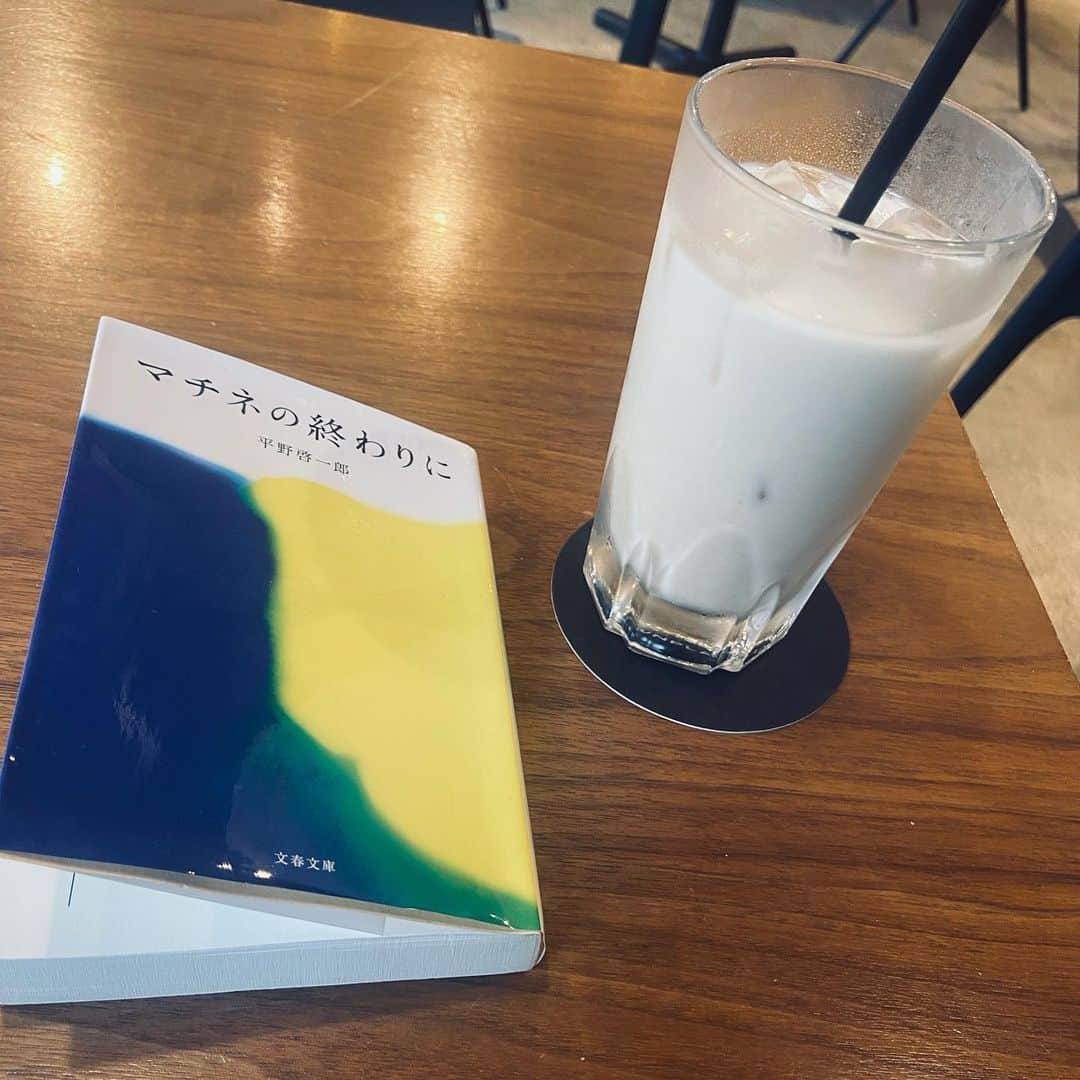 水口美香のインスタグラム：「いつも家でゴロゴロしながら本読むんですけど、たまにはカッフェで  #マチネの終わりに」