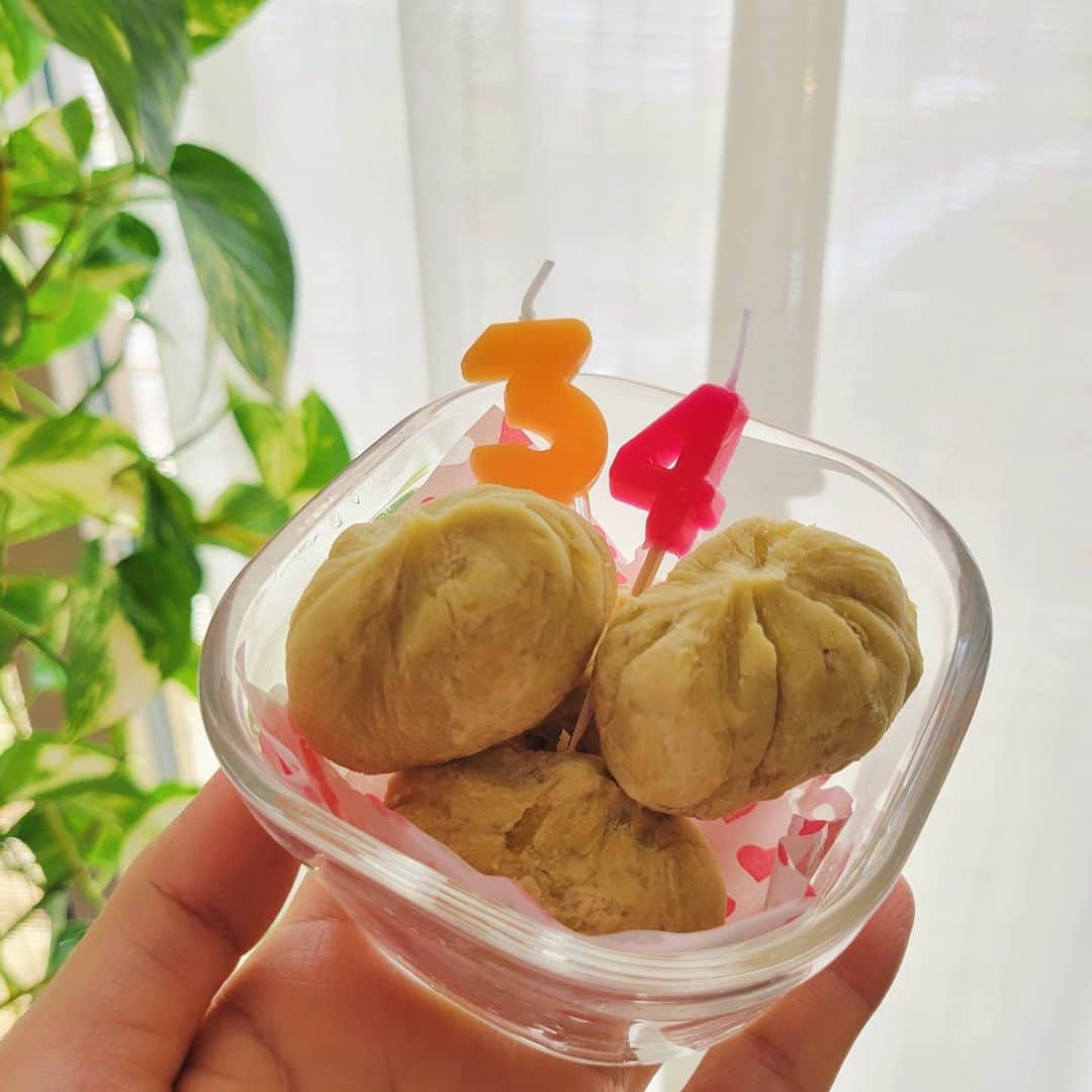 のインスタグラム：「@yuika_motokariya_official お誕生日おめでとう＼(^^)／  わたしと同じく、好きな食べ物ランキング上位に栗が入る姉の誕生日なので、栗きんとんを作ってみました🌰🌰  びっ栗するかな？😏😘 (まだ受け取ってない)  茹でた栗を潰して、天日塩ときび糖をすこーし混ぜて、ラップで茶巾のように丸めましたよ🙆🕯️  #栗きんとん贈リイナ #誕生日 #栗くり坊主 #神 #栗 #本仮屋ユイカ #秋 #無農薬 #サステナブル #sdgs」