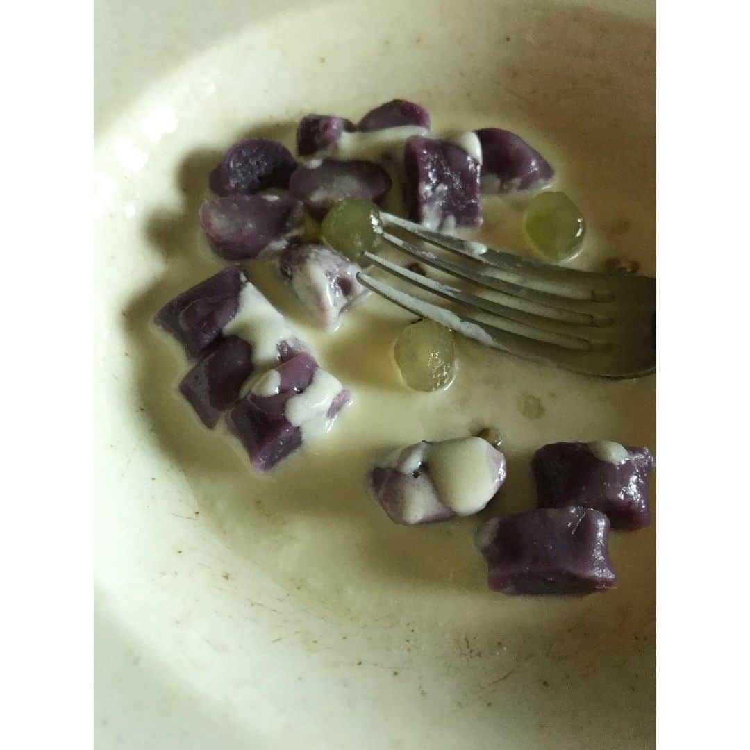 冷水 希三子さんのインスタグラム写真 - (冷水 希三子Instagram)「紫芋のニョッキ白ソースを 食べてる途中に自然栽培デラウェア @sasaki_seeds  を少し加えたら、違和感なくソースが軽やかに感じました。(実は生クリームがあまり得意ではないw) 早堀り紫芋の儚い甘さに辿り着くまでの、甘さと酸味を。」9月8日 15時19分 - kincocyan