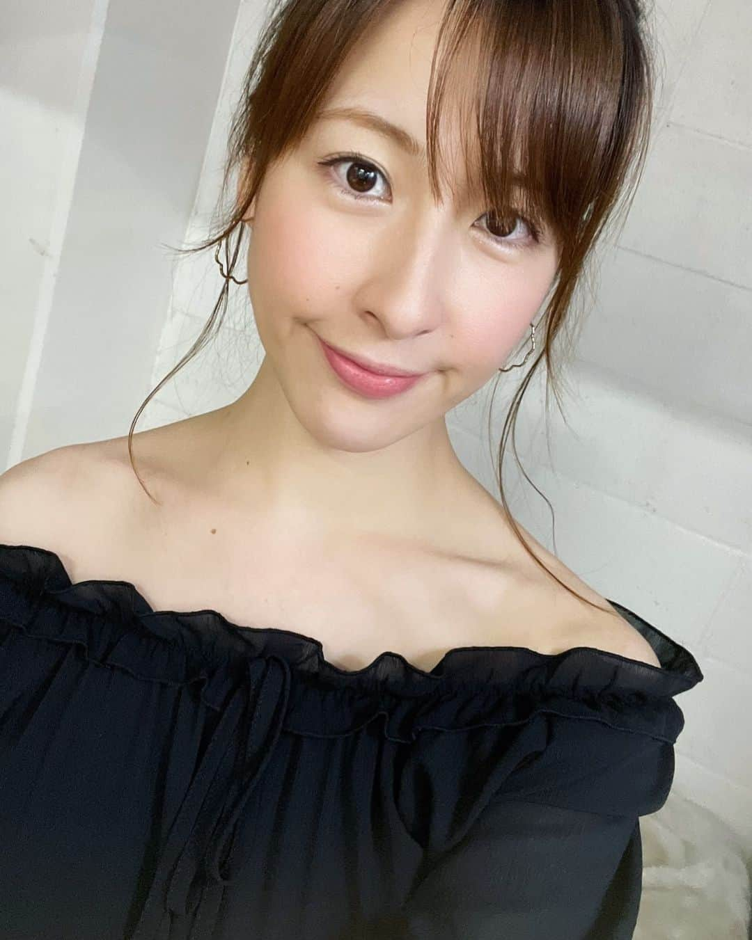 山咲まりなのインスタグラム：「黒を着ると気持ち締まりますね🌸🕯」