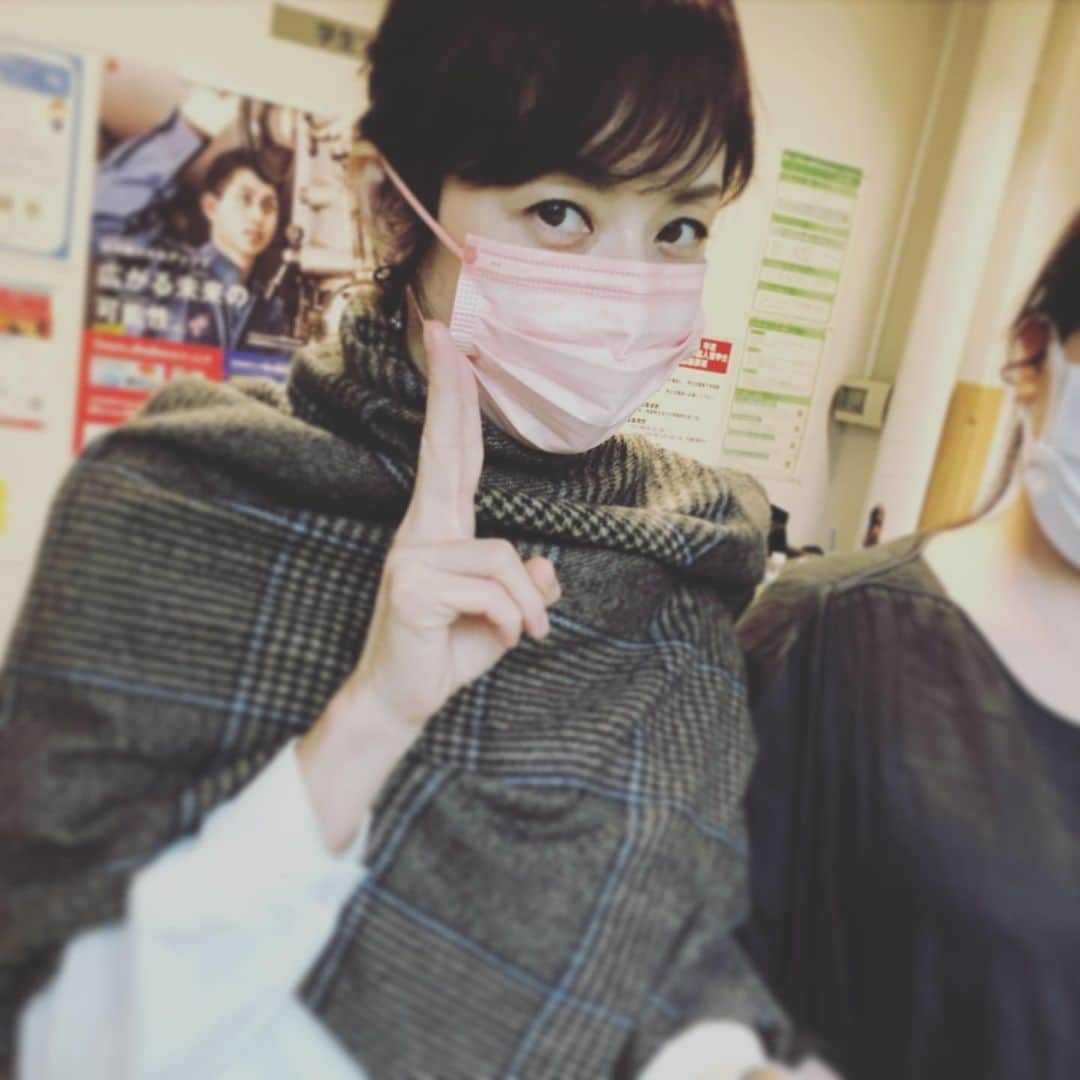 高岡早紀 さんのインスタグラム写真 - (高岡早紀 Instagram)「こんにちは。 大分涼しくなりましたね… ぐるぐるストール巻いて次の作品に入ってまーす！」9月8日 15時41分 - saki_takaoka