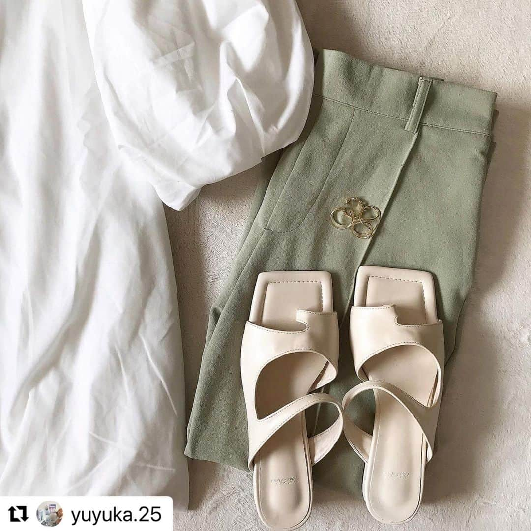 GRLさんのインスタグラム写真 - (GRLInstagram)「#Repost @yuyuka.25 with @make_repost ・・・ ootd *  オフホワイトの『バックティアードスタンドカラーワンピース』にライトグリーンの『セミフレアパンツ』を合わせて🍐🤍  長めの白ワンピとパンツの組み合わせしたくて このワンピ買ってみたけど、 わたしが着ると着られてる感が🙉💦  でも華やかになってワンピ自体はすごくかわいかった♡  置き画では折って置いてます！  バッグはここ最近の中で一番気に入っていて、 ペイント柄のジャガード生地が本当に高見えでした‼ ︎めちゃくちゃかわいい…💞  ⚫︎onepiece→ @grl_official ☆ ⚫︎pants→ @retrogirl_official  ⚫︎bag→ @grl_official ☆ ⚫︎shoes→ @by__munir   ☆→ 1ヶ月以内のもの (☆以外は1年以上前のもの）  #yuyuka_code  #grl #grl購入品 #グレイル #グレイル購入品 #grlコーデ #グレイルコーデ #コーデ #今日のコーデ #置き画 #置き画コーデ #置き画くら部 #置き画クラブ #おきがくらぶ #ワンピース #ワンピ #ワンピースコーデ #白ワンピース #白ワンピ #ボリューム袖 #カラーパンツ #カラーパンツコーデ #グリーンコーデ #ジャガードバッグ #ペイント柄 #サンダル #サンダルコーデ #夏コーデ」9月8日 16時10分 - grl_official