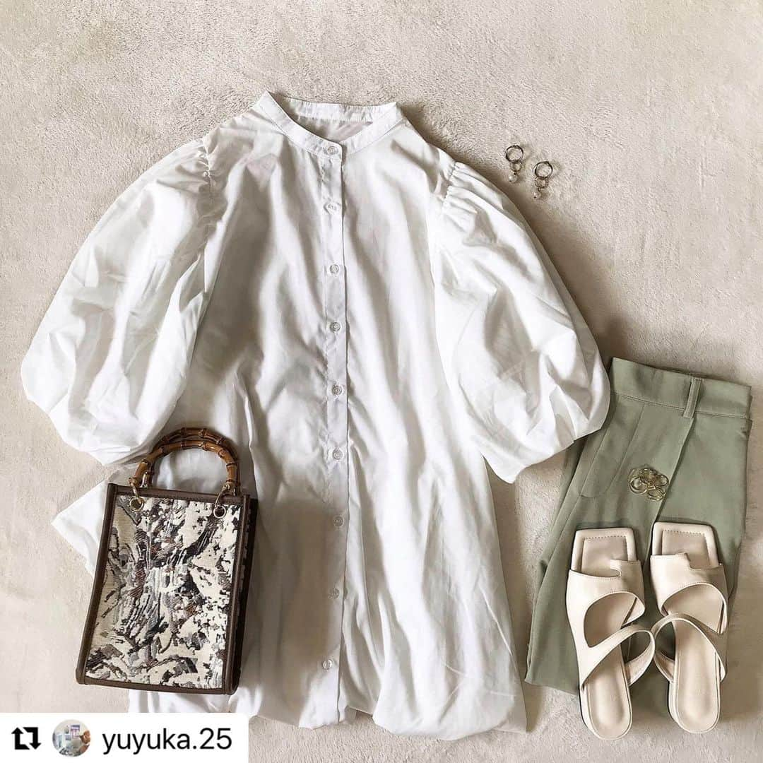 GRLさんのインスタグラム写真 - (GRLInstagram)「#Repost @yuyuka.25 with @make_repost ・・・ ootd *  オフホワイトの『バックティアードスタンドカラーワンピース』にライトグリーンの『セミフレアパンツ』を合わせて🍐🤍  長めの白ワンピとパンツの組み合わせしたくて このワンピ買ってみたけど、 わたしが着ると着られてる感が🙉💦  でも華やかになってワンピ自体はすごくかわいかった♡  置き画では折って置いてます！  バッグはここ最近の中で一番気に入っていて、 ペイント柄のジャガード生地が本当に高見えでした‼ ︎めちゃくちゃかわいい…💞  ⚫︎onepiece→ @grl_official ☆ ⚫︎pants→ @retrogirl_official  ⚫︎bag→ @grl_official ☆ ⚫︎shoes→ @by__munir   ☆→ 1ヶ月以内のもの (☆以外は1年以上前のもの）  #yuyuka_code  #grl #grl購入品 #グレイル #グレイル購入品 #grlコーデ #グレイルコーデ #コーデ #今日のコーデ #置き画 #置き画コーデ #置き画くら部 #置き画クラブ #おきがくらぶ #ワンピース #ワンピ #ワンピースコーデ #白ワンピース #白ワンピ #ボリューム袖 #カラーパンツ #カラーパンツコーデ #グリーンコーデ #ジャガードバッグ #ペイント柄 #サンダル #サンダルコーデ #夏コーデ」9月8日 16時10分 - grl_official