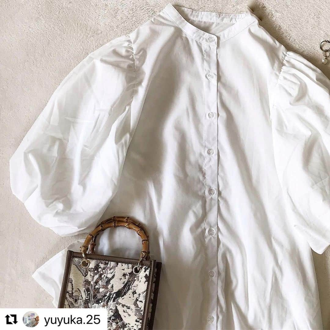 GRLさんのインスタグラム写真 - (GRLInstagram)「#Repost @yuyuka.25 with @make_repost ・・・ ootd *  オフホワイトの『バックティアードスタンドカラーワンピース』にライトグリーンの『セミフレアパンツ』を合わせて🍐🤍  長めの白ワンピとパンツの組み合わせしたくて このワンピ買ってみたけど、 わたしが着ると着られてる感が🙉💦  でも華やかになってワンピ自体はすごくかわいかった♡  置き画では折って置いてます！  バッグはここ最近の中で一番気に入っていて、 ペイント柄のジャガード生地が本当に高見えでした‼ ︎めちゃくちゃかわいい…💞  ⚫︎onepiece→ @grl_official ☆ ⚫︎pants→ @retrogirl_official  ⚫︎bag→ @grl_official ☆ ⚫︎shoes→ @by__munir   ☆→ 1ヶ月以内のもの (☆以外は1年以上前のもの）  #yuyuka_code  #grl #grl購入品 #グレイル #グレイル購入品 #grlコーデ #グレイルコーデ #コーデ #今日のコーデ #置き画 #置き画コーデ #置き画くら部 #置き画クラブ #おきがくらぶ #ワンピース #ワンピ #ワンピースコーデ #白ワンピース #白ワンピ #ボリューム袖 #カラーパンツ #カラーパンツコーデ #グリーンコーデ #ジャガードバッグ #ペイント柄 #サンダル #サンダルコーデ #夏コーデ」9月8日 16時10分 - grl_official