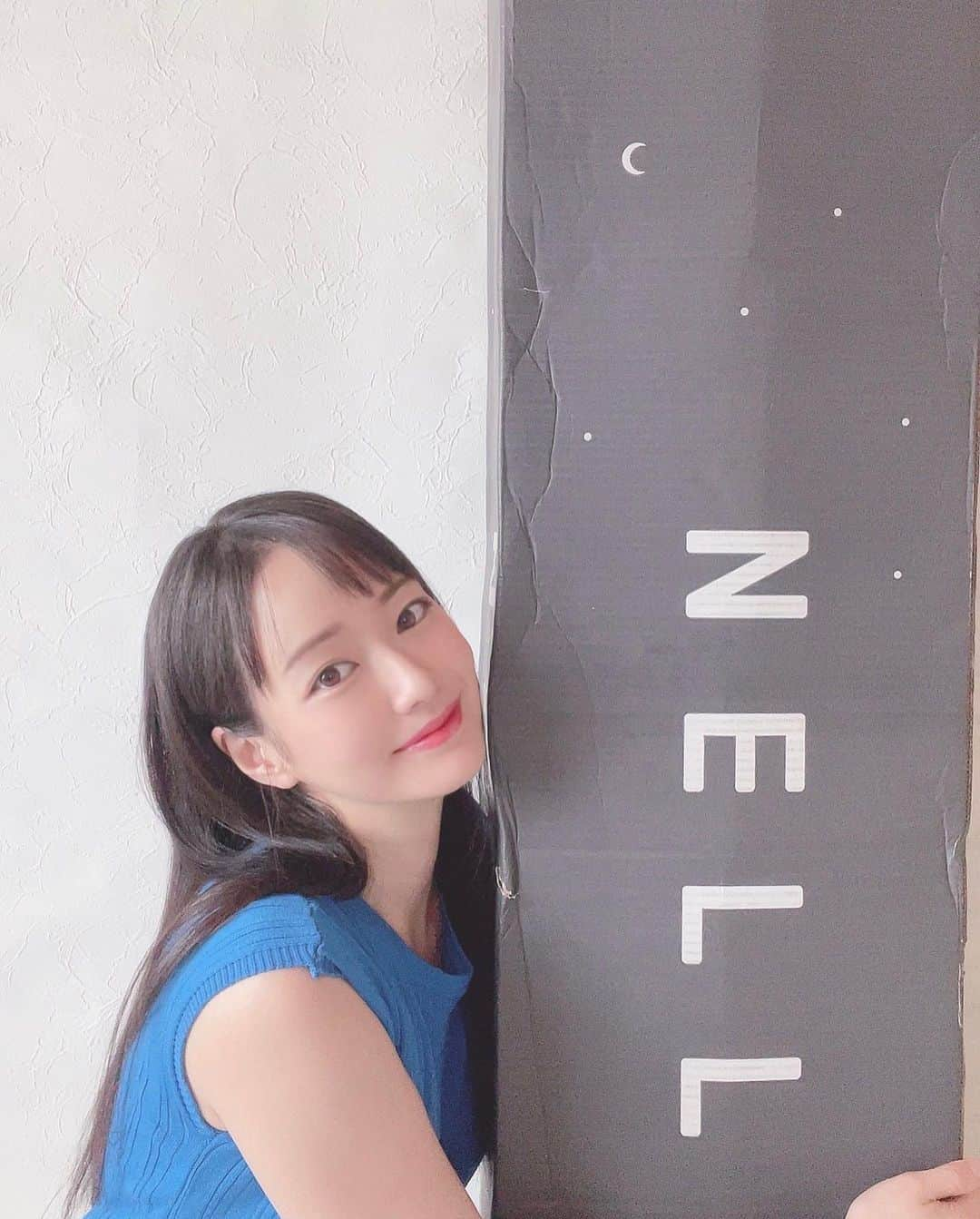 吉山りささんのインスタグラム写真 - (吉山りさInstagram)「🌟  NELLで寝る😴  「わ〜😍届いた〜〜〜🎁」  クルクル圧縮で届いた 寝返りに特化したマットレス『NELL』🛌  😌💤寝るのが大好きな私にとって 寝具はめちゃくちゃ📌重要📌  不規則な仕事なので『質の良い睡眠』💤がとても大切なの😪  旅館やホテルに仕事で沢山行ってるから 寝やすい寝具はすぐ分かるんです☝️😎  📍そんなNELLの特徴  ①NELLはポケットコイルのマットレス🛌 ウレタン素材より通気性が高く、反発力に優れている☝️  ②多くの高級ホテルマットレスの2倍以上のポケットコイルを使用 体の支点が多いから体圧分散を実現☝️  ③センターハード構造 腰部分をやや硬めに設計で睡眠中の寝返りをサポート  ✨✨✨  肩にあたる部分→柔らかめ 腰にあたる部分→硬めのコイル ⬇️ 寝返りを打ちやすくなる😴  確かにゴロ〜リゴロ〜リ😴と寝返り簡単😍 すごい👏🏻👏🏻👏🏻  枕無しで仰向けで寝た時 枕をしてる感覚になるくらい身体が楽✨  横向きでしか寝られない私が 仰向けで寝落ちしてしまってるから驚き😲  そして自信があるからできる 🛌120日間のフリートライアル✨  マットレスは2週間使わないと分からないって言われるけど大満足のお試し期間は4ヶ月😍  🧜🏻‍♀️🧜🏻‍♀️🧜🏻‍♀️  今ならクーポンを使うと 吉山りさフォロワーの皆様は全サイズ🛌10%OFF💰  【 吉山りさ🛍クーポンコード】 ↓↓↓ oreorerisa  クーポンコードは 商品購入時の配送希望日の入力画面で使えます👛  サイズも沢山あるから是非コチラからチェックしてね🥰 👇🏻  @nell_mattress  寝るのがもっと楽しみになっちゃった💓😴😍💕  #NELL #NELLマットレス #ネル #ネルマットレス #腰痛 #肩こり #家具 #睡眠 #睡眠不足 #腰痛改善 #肩こり解消 #寝室 #マットレス #PR #快眠#安眠#質の良い睡眠   😌最後に私が感動したのは… ↓ テレワークなどで起きている時にもベッドに座ることを考えて マットレスのふちに硬めのコイルが入ってるから座りやすいの😍  何度も座って試したのは秘密😎㊙️笑 YouTube編集もここでやろ〜っと👩‍💻💕」9月8日 16時27分 - oreorerisa