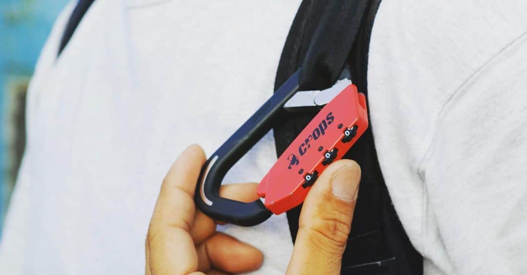 CROPSのインスタグラム：「撮影に出かける際はバックパックにELKを引っ掛けて行きます🔐 ちょっとスポットを移動する場合に、三脚にカメラを付けた状態でELKに引っ掛けると凄く楽です🦂 ダイヤルロックになっていますので、大事な機材が落ちる事なく安心です！（カメラ用ではないので自己責任でお願いします🔥） #カラビナ#カメラホルダー#シューティング#エルク」