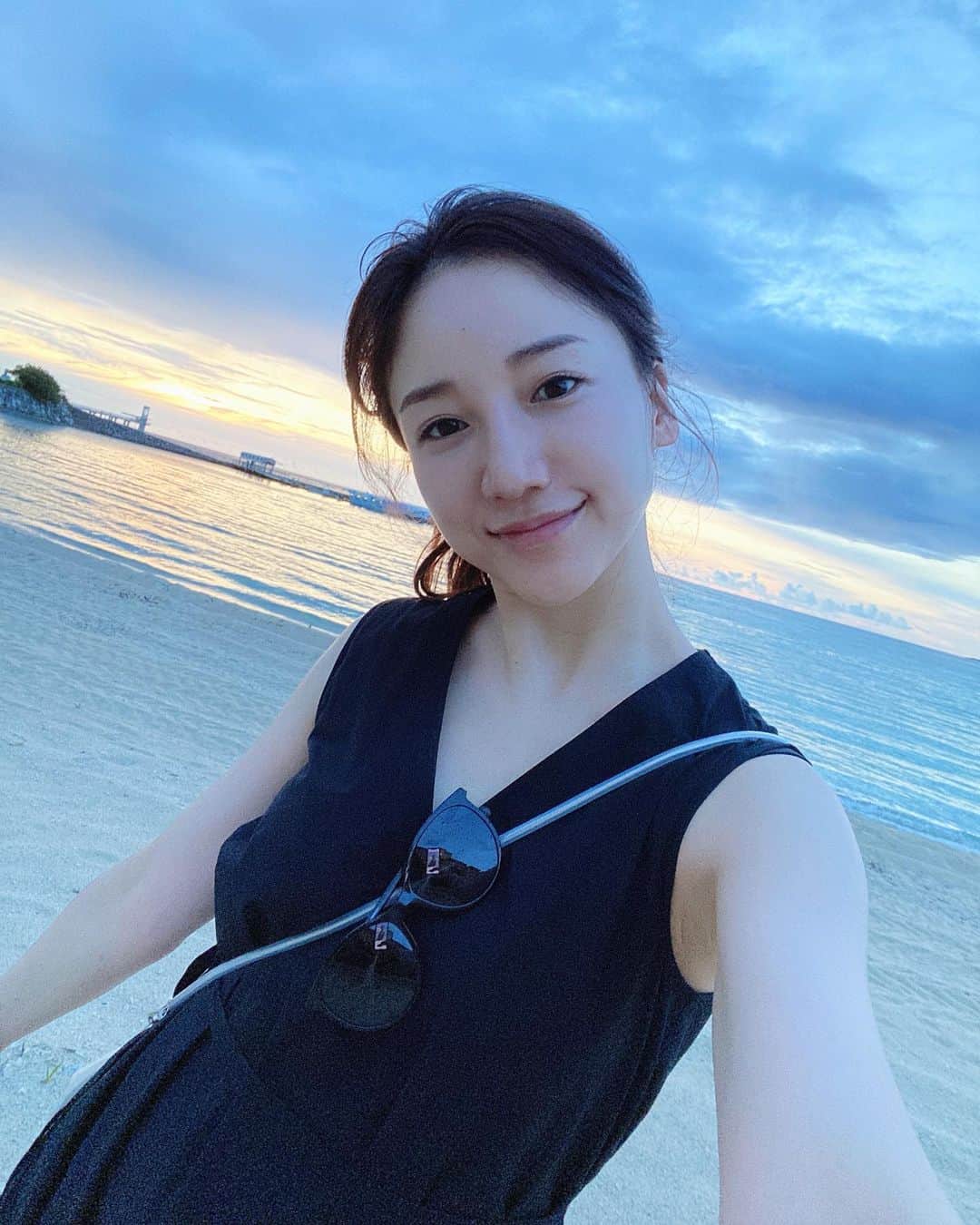 のインスタグラム：「夏よさらば👋  気がつけばすっかり秋模様🎃  今年の夏は6月末からタンクトップデビューするくらい 早い夏で、そして体感長かった..🧍🏾‍♀️ お盆は涼しくてもその後の残暑でぐったりして笑、 2年ぶりのゴルフも再開し⛳️ うっかり日焼けの夏の思い出も残せて できる限り活動的な夏を過ごせました~🌻  写真は息詰まってひとりドライブ🚙して 波風当たりに行った日🌬🌊  波の優しい音にいつも癒されてる🥲 (海に行けない日はYouTubeの波音コレクションをリピート笑) 1時間くらいぼーっとしてるとしぼんでた気持ちも回復❤️‍🩹 して、最高やわ〜って家族に送った写真⬆️🥰  #夏#海#波#雲#青#黒#白#白夜#風#水平線」