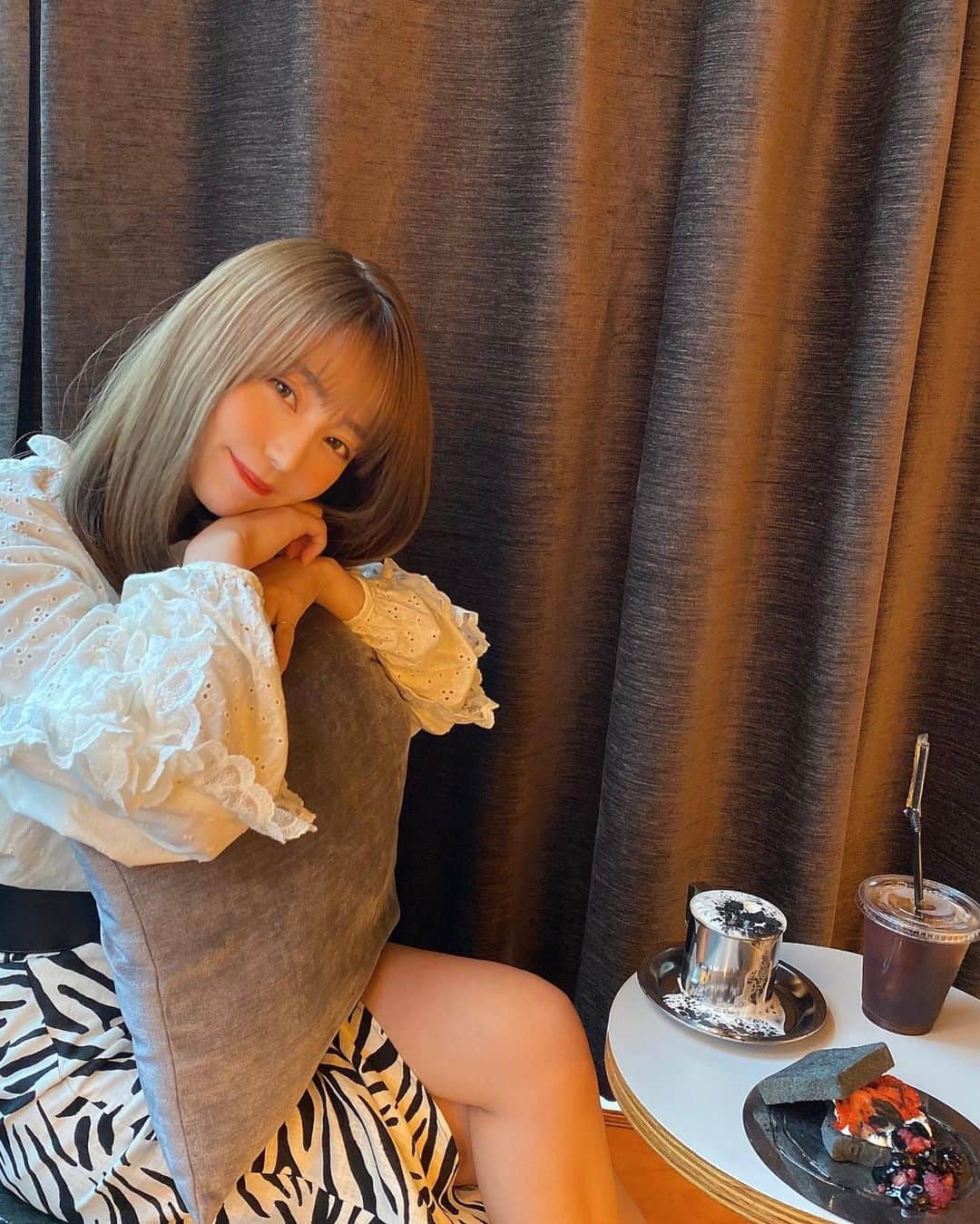 堀尾実咲さんのインスタグラム写真 - (堀尾実咲Instagram)「のんびりまったり🤍🖤  #bookandbedtokyo  #bookandbedtokyoshinjuku  #bookandbedshinjuku  #bybookandbedtokyo  #bookandbed  #bookandbedtokyoshinsaibashi  #book #bookcafe #blacksweets #shinjukucafe #cafestagram #monotonecode #hotel #autumnfashion #zara #zaraコーデ #ブックアンドベッド東京 #ブックアンドベッド #ブックアンドカフェ #バイブックアンドベッドトウキョウ #ブックアンドベッド新宿 #ブックカフェ #モノトーンカフェ #映えカフェ #映えスイーツ #モノトーンコーデ #ザラコーデ #ゼブラ柄コーデ #秋服コーデ #泊まれる本屋」9月8日 17時14分 - misaki.horio