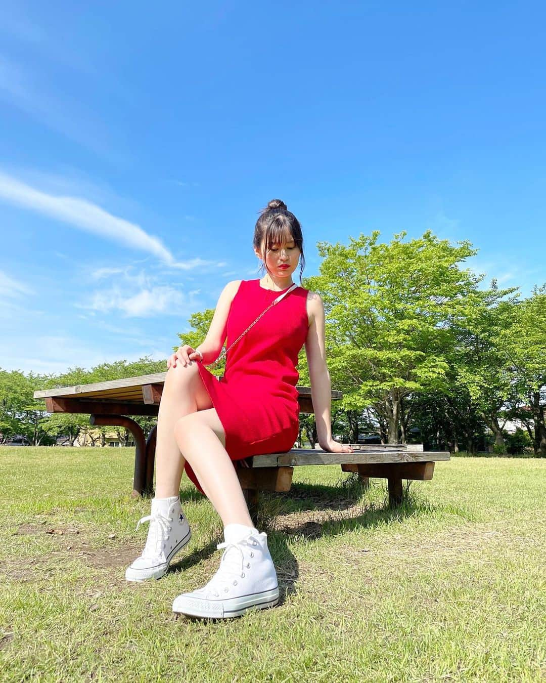 未梨一花さんのインスタグラム写真 - (未梨一花Instagram)「❤️❤️❤️   夏が終わりますね…🍃 みりの圧はまだまだ続きますが😀   #赤 #夏 #夏コーデ #私服 #水着 #これがこう #ワンピース #moussy #スニーカー #converse #白 #ハイカット #おだんごヘア #ビキニ #グラビア #みりいちコーデ #みりぱいは強圧」9月8日 18時20分 - 1ka__3ri