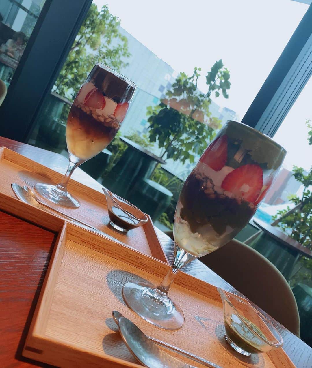 杉本有美さんのインスタグラム写真 - (杉本有美Instagram)「渋谷にある「藤井茗縁(@fujiimeien )」さんへ🍵  おばんざい小鉢３つ(本日の宇治茶付き)の茶懐石膳。 こちらは2つの小鉢と、選べる主菜小鉢を一つのセット。 美しく盛り付けられたおばんざいたち、どれも美味しく優しい味でした💕  そしてデザートは、 抹茶とほうじ茶のブリュレ仕立てパフェ。 これがまたちょうどいい甘さで、上からブリュレからはじまり、中にはアイスや生クリーム、イチゴ、あんこや寒天など、とても美味しかったし、最後まで楽しめるパフェでした☺️  久しぶりに渋谷に行きましたが、景色が変わりまくっていて、びっくりでした👀笑  #藤井茗縁　#渋谷グルメ　#渋谷スイーツ　#東急プラザ渋谷　#東京カフェ　#抹茶 #抹茶スイーツ」9月8日 18時14分 - sugimotoyumi_official
