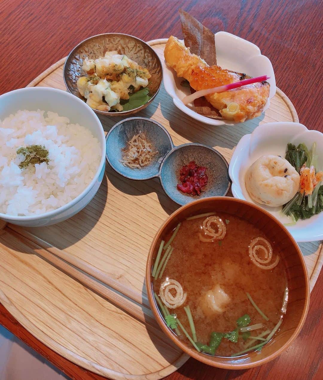 杉本有美さんのインスタグラム写真 - (杉本有美Instagram)「渋谷にある「藤井茗縁(@fujiimeien )」さんへ🍵  おばんざい小鉢３つ(本日の宇治茶付き)の茶懐石膳。 こちらは2つの小鉢と、選べる主菜小鉢を一つのセット。 美しく盛り付けられたおばんざいたち、どれも美味しく優しい味でした💕  そしてデザートは、 抹茶とほうじ茶のブリュレ仕立てパフェ。 これがまたちょうどいい甘さで、上からブリュレからはじまり、中にはアイスや生クリーム、イチゴ、あんこや寒天など、とても美味しかったし、最後まで楽しめるパフェでした☺️  久しぶりに渋谷に行きましたが、景色が変わりまくっていて、びっくりでした👀笑  #藤井茗縁　#渋谷グルメ　#渋谷スイーツ　#東急プラザ渋谷　#東京カフェ　#抹茶 #抹茶スイーツ」9月8日 18時14分 - sugimotoyumi_official