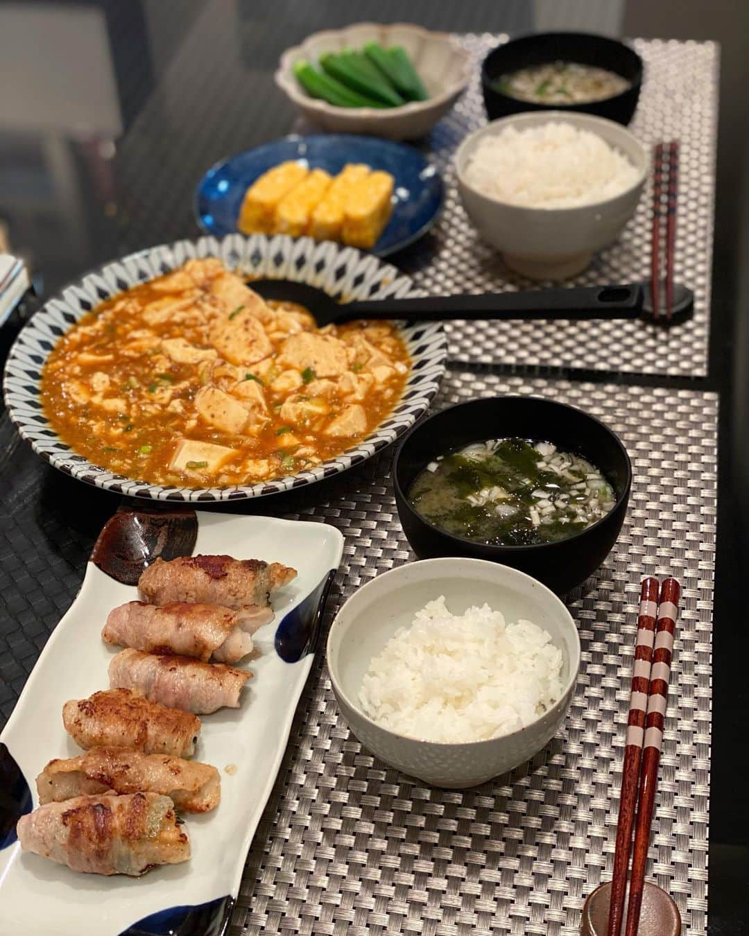 矢部美穂さんのインスタグラム写真 - (矢部美穂Instagram)「日曜日の夕飯🥢アップし忘れたので✨  今回は麻婆豆腐、蓮根と大葉の肉巻き、 卵焼き、オクラのお浸し、わかめとねぎのお味噌汁でした🤗  蓮根と大葉の肉巻きは歯応えも良く美味しかったのでリピします💕  今日はひとりファッションショーをして疲れたのでコンビニ弁当にします（笑）  私の人生悪くないと言うか楽しんでいます❤️ 楽しんだもん勝ちです✨  人生は一度きりですから😊  #夕飯 #おうちごはん #人生は一度きり #人生を楽しむ #40代  #矢部美穂」9月8日 18時27分 - miho.yabe.0607