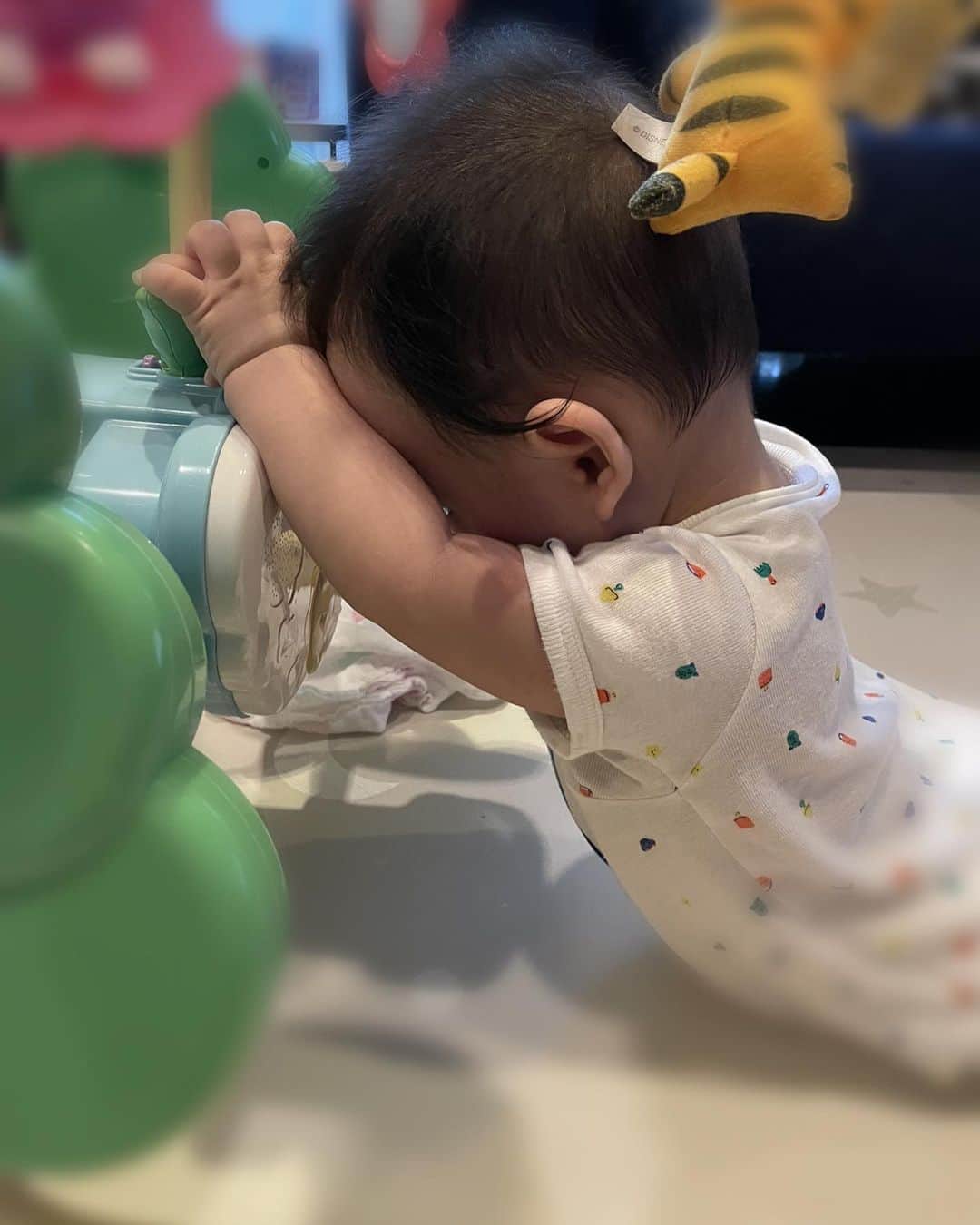 須黒清華のインスタグラム：「息子よ、どうした⁉︎😂🤣😅 . 気付いたらこのポーズ🤣 えっ、寝てる⁇ 反省してるのか⁇ いや、腰のストレッチか⁇ . それにしても #身体の柔らかさ 羨ましい そして君、 #腰の筋肉 すごくないですか⁇😳 . 足腰がめちゃくちゃ強い息子くん。 つかまり立ちも始めて目が離せないですが、こうして毎日笑わせてくれます✨ . #生後半年男の子 #育休中 #育児あるある #babyboy #6month  #よく食べ #よく笑い #スクスク成長中🌱」