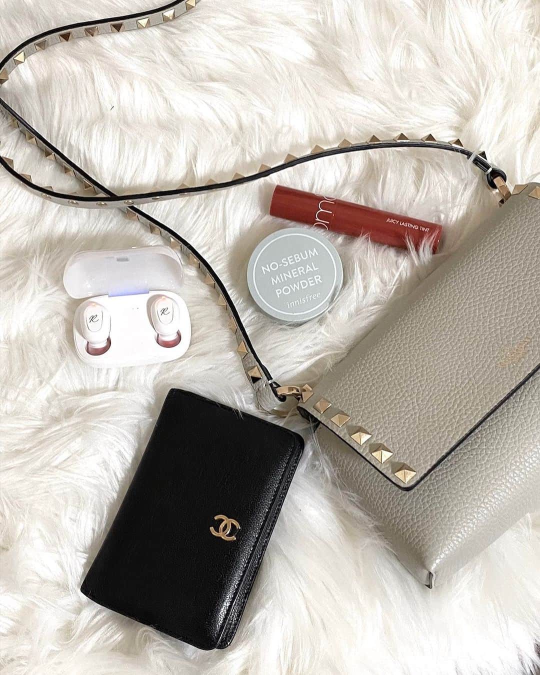 木田絵里香のインスタグラム：「. さーて今週のノベルティは💁🏽‍♀️💭 . WIRELESS EARPHONES👂🏻👏🏻 ¥25,300(税込)以上でついてくるよ☺︎ 明日は新作日なので可愛いお洋服と一緒にGETしてね🎧 . . #ノベルティ#イヤホン#ワイヤレスイヤホン#カバンの中身#resexxy#novelty#present#wirelessearphones」