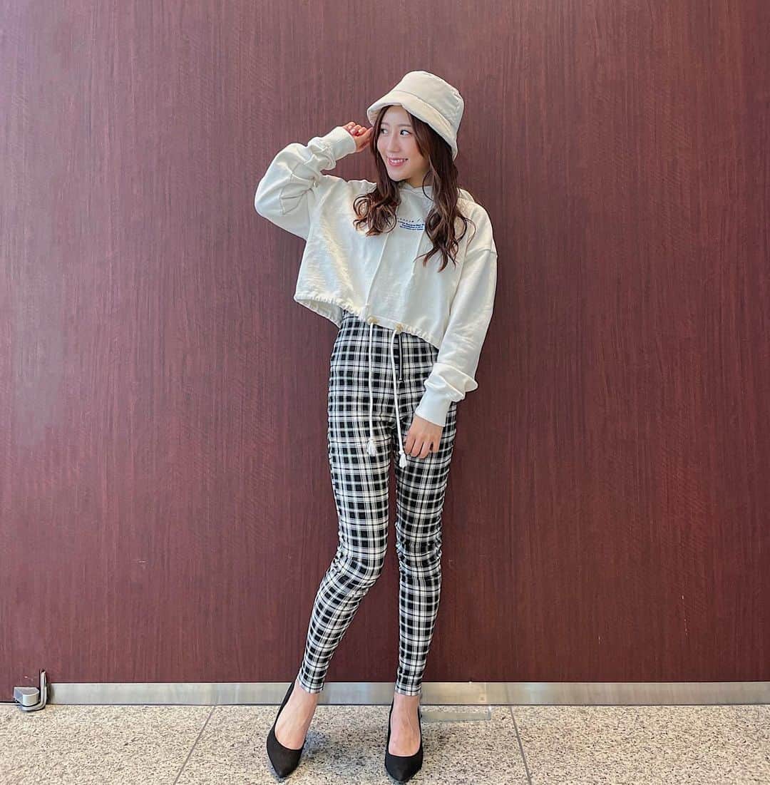 西野未姫のインスタグラム：「私服😚💕  🧢H&M 👚victoria/tomas 👖ZARA 👠GU  #どうですか #ファストファッション  #スキニー #憧れのスキニー #痩せたから着れる服 #前に履いてたデニムスキニー久しぶりに履いたらゆるくなってた #ダイエット効果 #お風呂上がり #マッサージ #ストレッチ #大事」