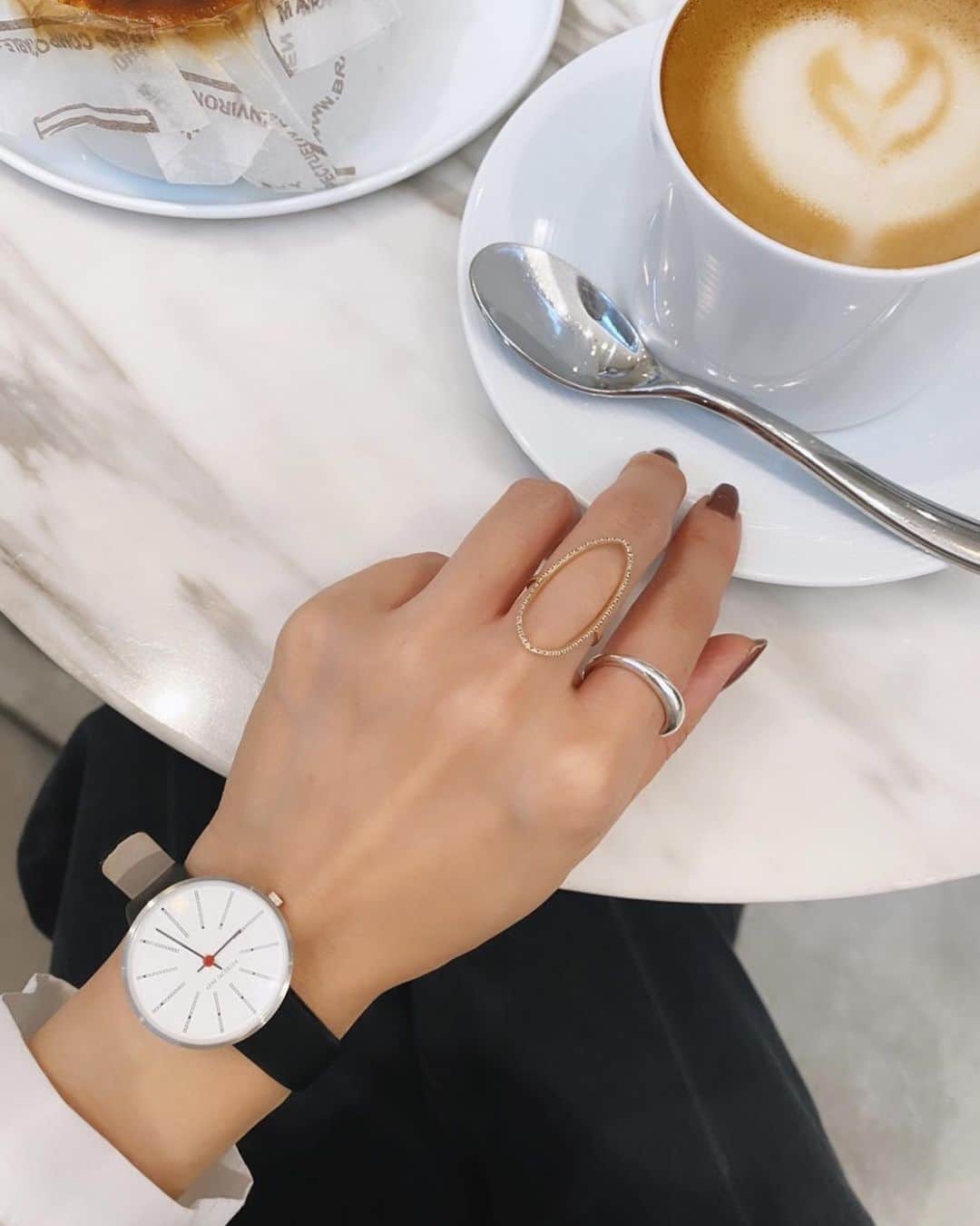 田中里奈さんのインスタグラム写真 - (田中里奈Instagram)「身につけるものは、自然とシンプルなものを選びがち。  先日取材でもお世話になったARNE JACOBSEN（アルネヤコブセン）のBANKERSという腕時計⌚️ @arnejacobsenwatches_jp  フェイスとストラップをカスタマイズできて、私は一番小さなフェイスに黒のレザーのストラップをチョイス。 真ん中の赤がポイントになってて、洗練されたデザインがたまらん…！！  それもそのはず、これをデザインしたアルネ ヤコブセンは北欧デザインの巨匠と呼ばれてる建築家 兼デザイナーで、私の憧れのインテリアブランドFRITZ HANSENの有名なチェアも彼がデザインしたものだったり✨  中でもこのBANKERSは、デザインが発表されてから今年でちょうど50周年という、半世紀も愛され続けるデザインなんだって。  飽きのこないデザインでどんなテイストにも合うから、色んなシーンで使ってます。 昔は時間はスマホで見れたらいいや、と思ってたけど、デジタルデトックスをしたい時に時計があると本当に便利〜。 足して引いてって色々やってみるんだけど、結局身の回りに残るものはシンプルないいものなんだなと実感中。  #arnejacobsen #アルネヤコブセン #腕時計 #北欧 #PR」9月8日 18時57分 - tanakaofficial