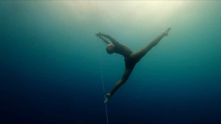 LuCyCoのインスタグラム：「☁️☁️☁️☁️  Play in the cloudy ocean.  ☁️☁️☁️☁️  濁っている海  雲の中にいるようで 不思議なグラデーションを魅せてくれるから わたしはすき  #素潜り#フリーダイビング#スキンダイビング#沖縄#沖縄移住#海#水中#水中写真#水中動画#自由潛水#美人鱼#海が好き#ブルー#freediver#freediving#freedive #freedivinglife#okinawa#apnea #underwaterphotography#underwaterdance#奄美#freediverlife #yoga#ヨガ」