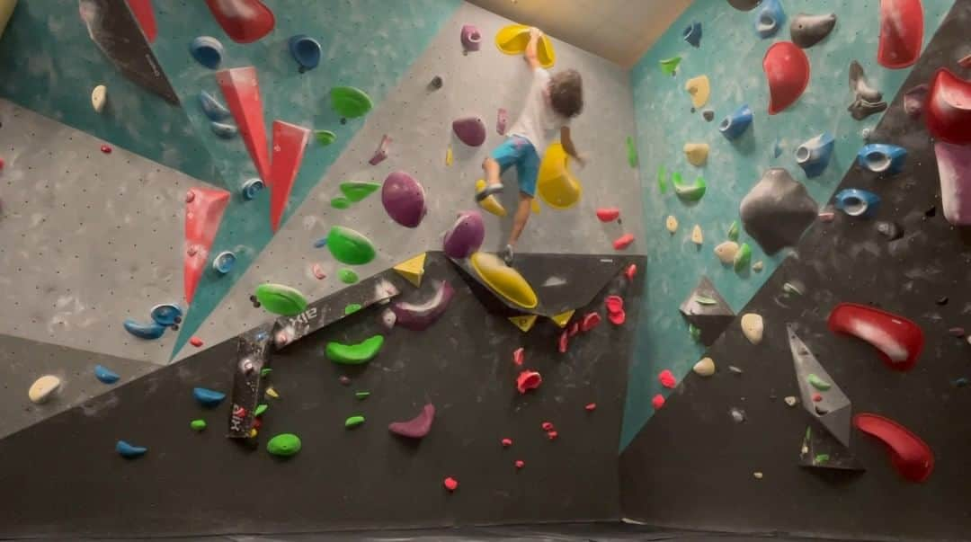 ハキム・カスバンのインスタグラム：「Think this might've been my first blue tag since the last reopening.  I've seen more people opting for a high heel hook on the cheeta rocket and while I quite like the challenge of being in cramped positions, the heel on this had me feeling like I might pull my hamstring or hurt my knee. I found being extended on the foothold out right worked better for me. The move into the left crimp was tuff.   The last move is quite satisfying.  🛠: @kwskai  @heavy.japan   #climbing #bouldering #heavyjapan #bwbeta #climbing_videos_of_instagram」