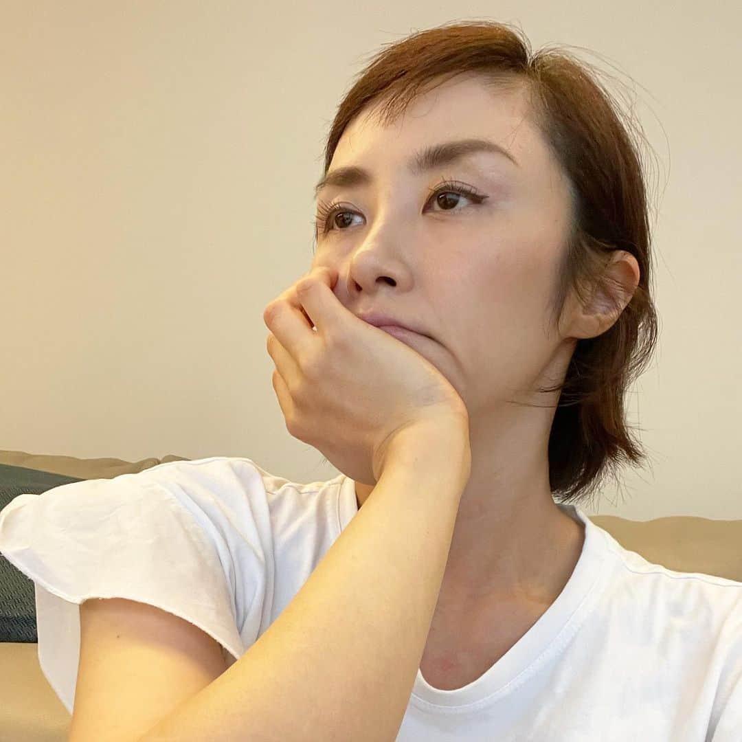 山口もえのインスタグラム：「・  お家でお仕事📚 色々考えて煮詰まっていると💦 長女がやってきて 私のポーズのマネして楽しんでる❣️笑 そりゃ〜そうなるわな🤣  #stayhome#オンライン授業#仕事 #こどもがいると #なかなか進まないよね… #いや #いてもいなくても同じか❤️ #笑」