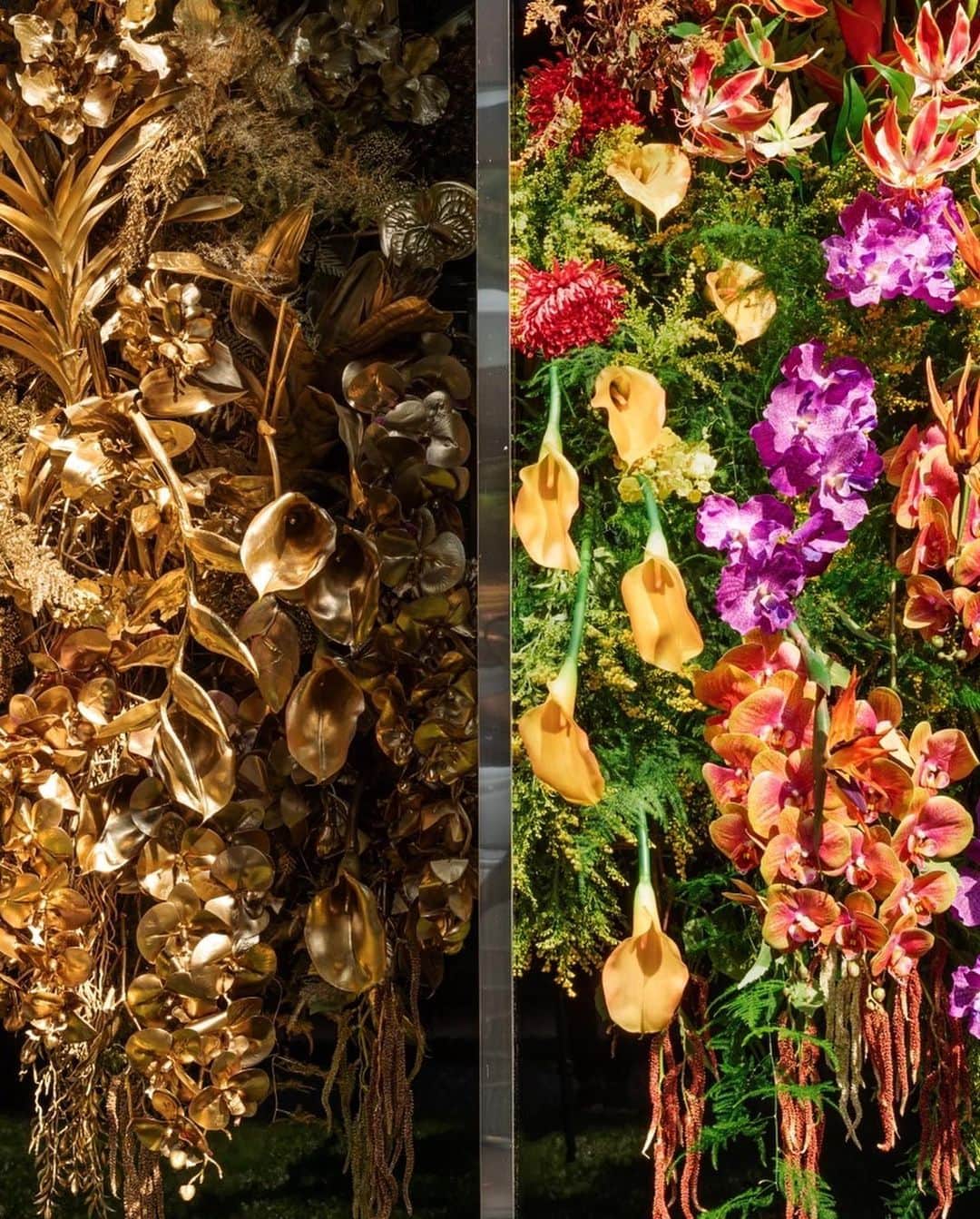 東信さんのインスタグラム写真 - (東信Instagram)「Floral Art Works for BVLGARI: The Garden of Eden / Golden Eden  #MilanDesignweek2021 #Bvlgari #AzumaMakoto #Metamorphosis #GAMmilano #bvlgarihotel #flowerart  Photo by @simonefioriniphotographer」9月8日 19時46分 - azumamakoto