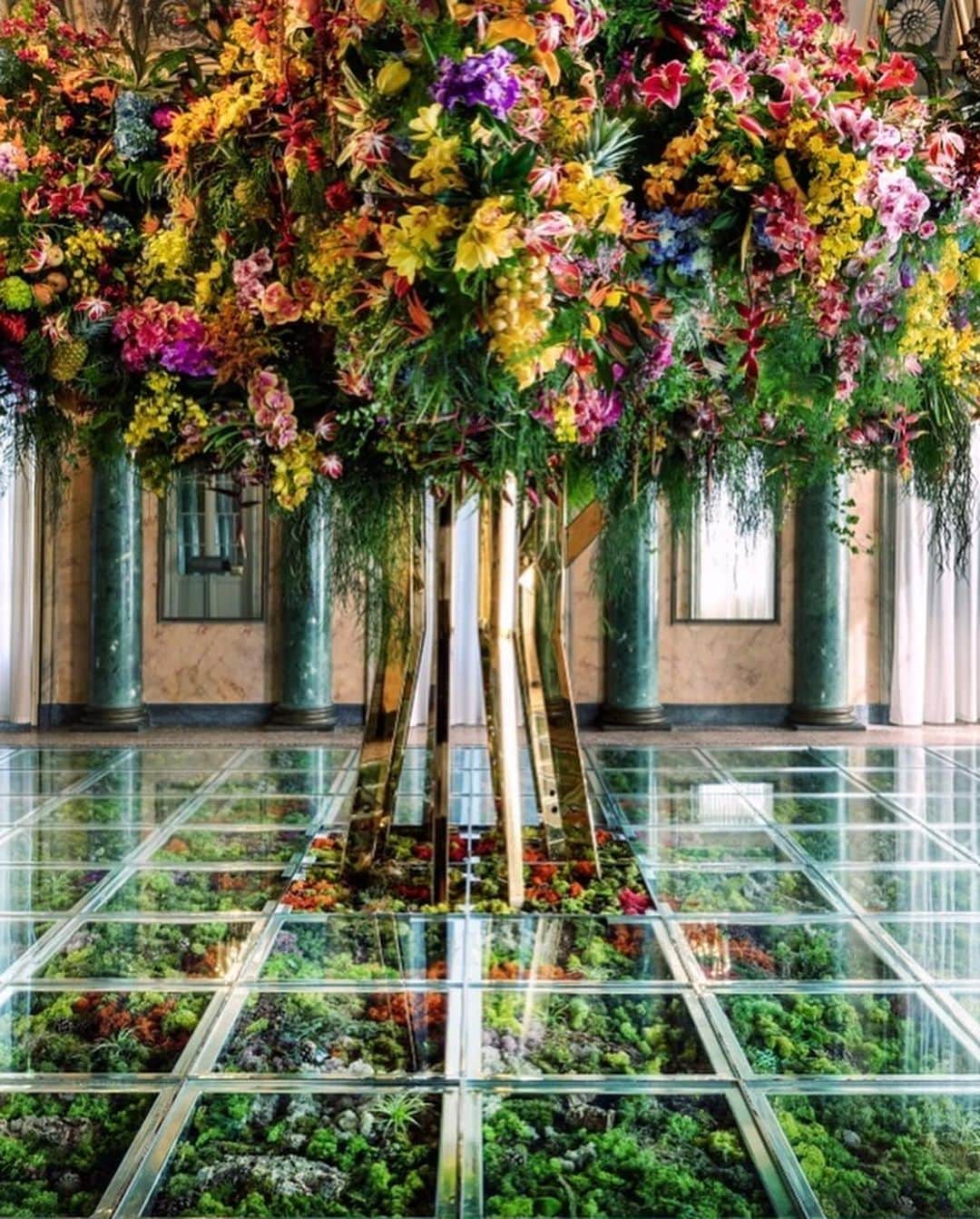 東信さんのインスタグラム写真 - (東信Instagram)「Floral Art Works for BVLGARI: The Garden of Eden / Golden Eden  #MilanDesignweek2021 #Bvlgari #AzumaMakoto #Metamorphosis #GAMmilano #bvlgarihotel #flowerart  Photo by @simonefioriniphotographer」9月8日 19時46分 - azumamakoto
