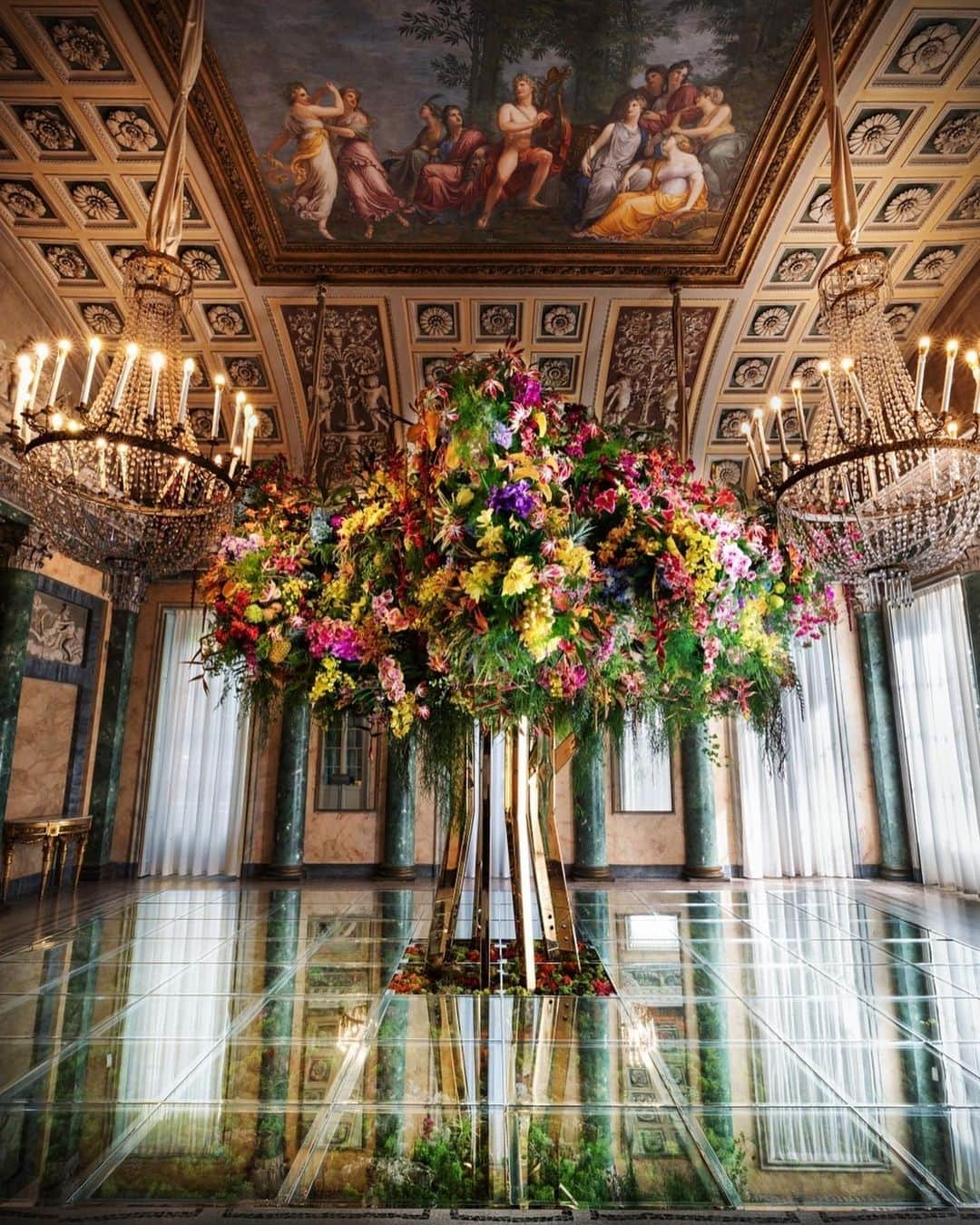 東信のインスタグラム：「Floral Art Works for BVLGARI: The Garden of Eden / Golden Eden  #MilanDesignweek2021 #Bvlgari #AzumaMakoto #Metamorphosis #GAMmilano #bvlgarihotel #flowerart  Photo by @simonefioriniphotographer」