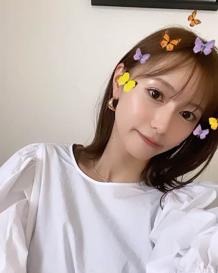 山下愛実（まなみるく）のインスタグラム：「New hair✂︎ . . . 1年くらい続けてたインナーカラーを等々やめてみた🦋 そして肩くらいまでカットしたよ💇🏼‍♀️  #美容室#カラー#カット#インナーカラー #ゴールドアクセサリー#フィルター#🦋」