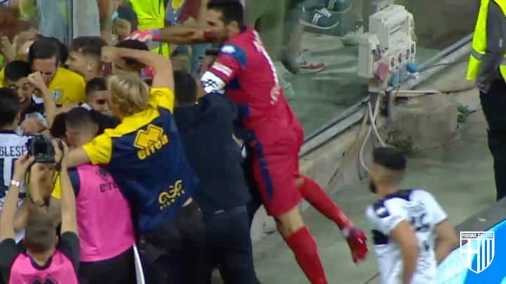 ジャンルイジ・ブッフォンのインスタグラム：「La passione non ha categorie né etichette.  La passione non si misura dalla Serie in cui giochi.  Non vale di più se la provi durante una partita in Serie A o in Champions League piuttosto che in Eccellenza o Prima Categoria E' questa la vera magia del pallone! ⚽️  🎥 @parmacalcio1913」