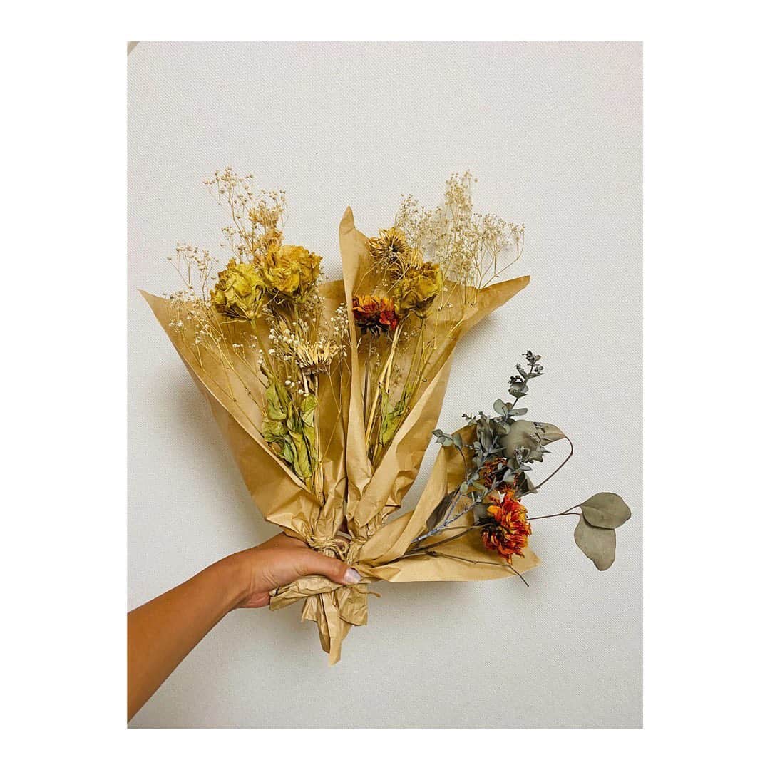 岡副麻希さんのインスタグラム写真 - (岡副麻希Instagram)「. ドライフラワー、収穫しました💐❣️ ⁡ 可憐だったのになんだか大人びたねえ と話しかけながら収穫💐💐💐 そのあいだにたくさん床に花びら〜！ むずかしいです笑 ⁡ ⁡ #ドライフラワー #スワッグ #花のある暮らし ⁡ ⁡ ⁡ ⁡  ⁡ ⁡ ⁡」9月8日 20時36分 - maki_okazoe_official