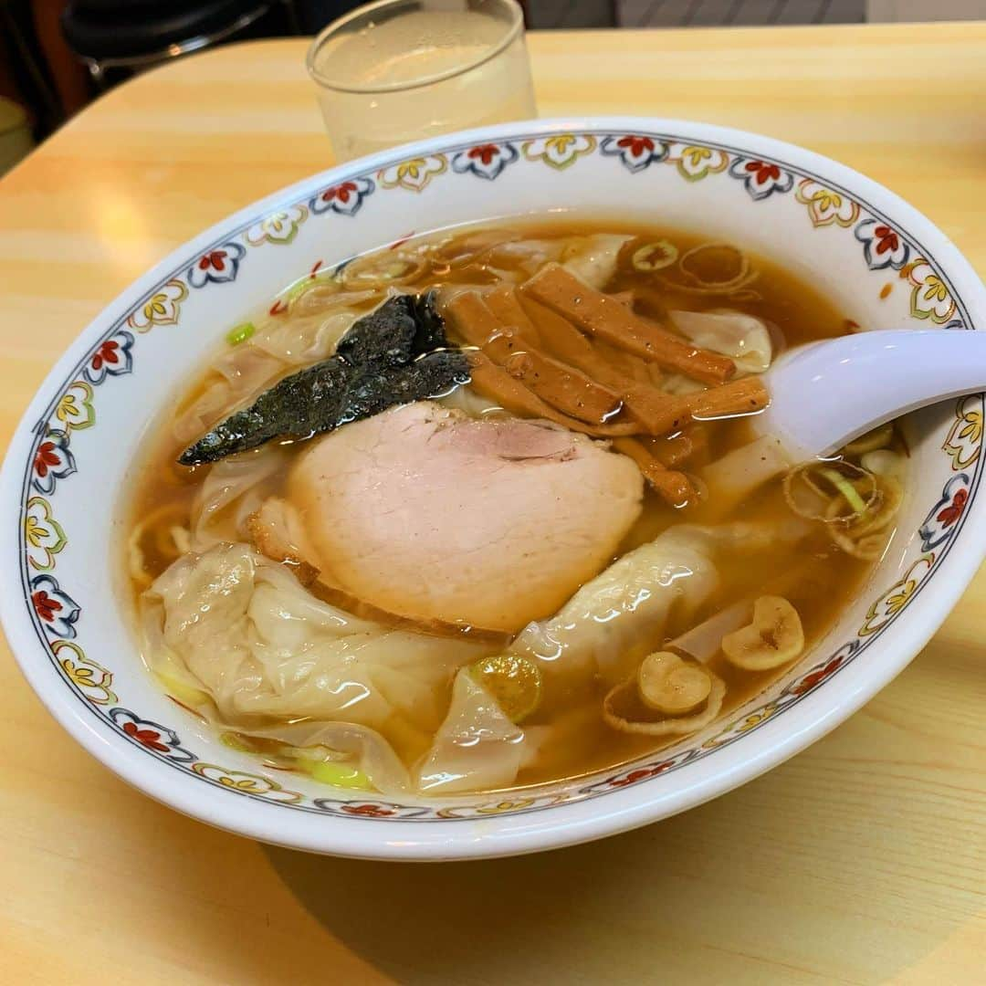 渡邉ひかるさんのインスタグラム写真 - (渡邉ひかるInstagram)「わんたん麺　1250円 春木屋 @荻窪  18:18分。 お昼時や遅い夕飯時を外して 行ってみたのですが やはり有名店でもある為 3人ほど既にお店の外に並んでいる。 外にはタッチパネル食券機。  1番人気と書いてあった 『わんたん麺』　を。  普通の中華そばだと 1000円以内で 食べることもできますね。  基本ベースは醤油なのには 変わりませんが ワンタンが人気のようで  麺なしの 『わんたんスープ』 も販売してました！  中に入ると 他のラーメン店に比べて 10代〜30代女性が多め。  席はカウンター席と奥に向かい合わせの席と。  麺は中太ちぢれ麺。 ワンタン、チャーシュー、ネギ、海苔、細めのメンマ。  ワンタンは餡は少なめではありますが 箸で持つとトロッと破けてしまう程の柔らかさ。  スープと一緒にとろけるワンタンを味わうのがたまらない。  表面にうっすら油が貼り 一口すすると 煮干しの香りがサッとして その後に鶏と豚の甘味が追いかけてくるイメージ。  一口目よりも二口目に伝わる… 口に含めば含むほど 止まらなくなるような感じですね。  なんと言っても スープが終始アツアツ！！！  冷ましても冷ましても アツアツのまま 食べ終わったイメージです。笑  駅からも近いので アクセスもしやすいです！  気になる方はぜひ 行ってみてくださいね♪  #らーめん #らーめん大好き #らーめん部 #らーめん倶楽部 #らーめん女子 #らーめんインスタグラマー #らーめん好きな人と繋がりたい #らーめん巡り #らーめん好き #ラーメン大好き渡邉さん　#麺スタグラム　#荻窪　#春木屋　#ワンタン麺」9月8日 20時44分 - ramenwatanabe0215