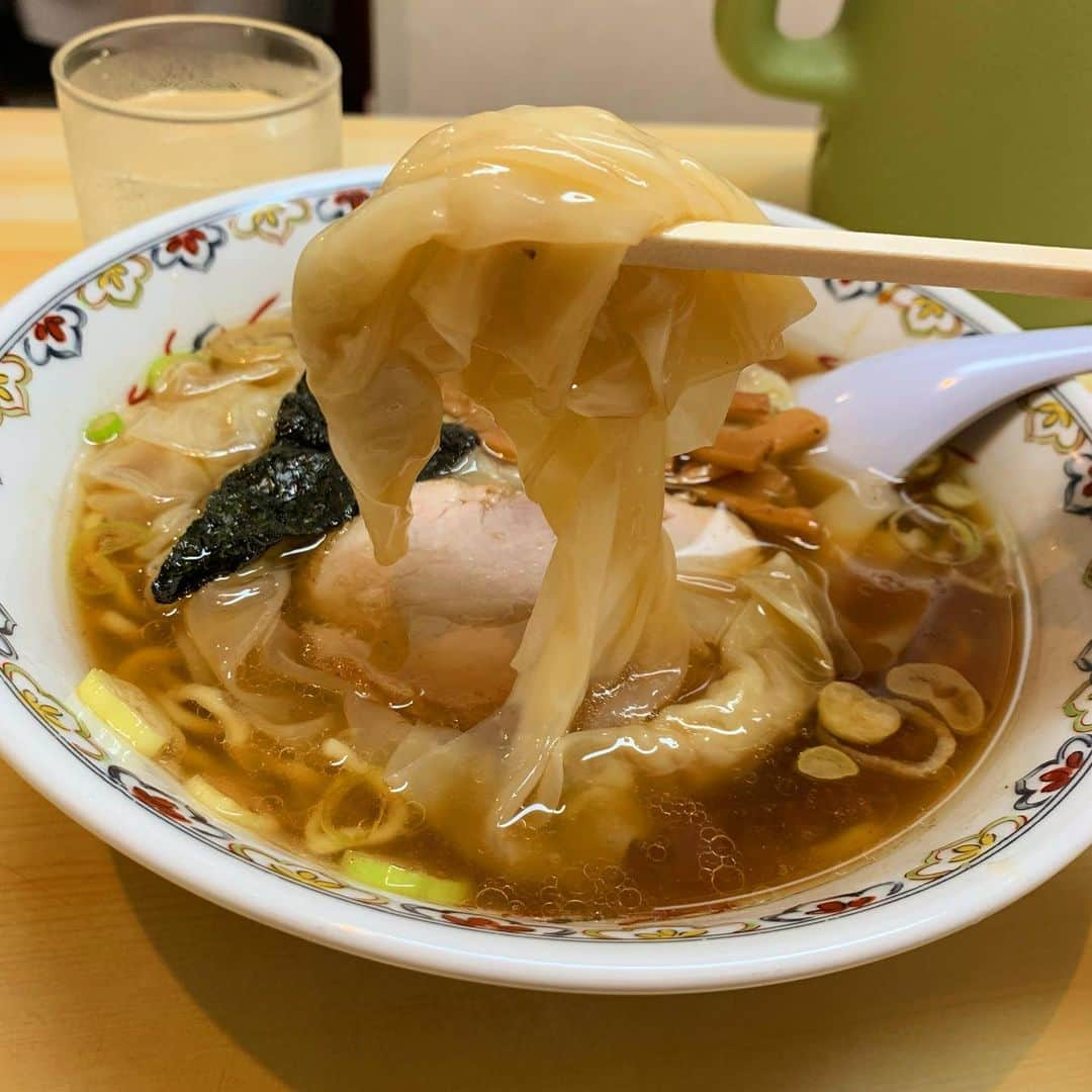 渡邉ひかるさんのインスタグラム写真 - (渡邉ひかるInstagram)「わんたん麺　1250円 春木屋 @荻窪  18:18分。 お昼時や遅い夕飯時を外して 行ってみたのですが やはり有名店でもある為 3人ほど既にお店の外に並んでいる。 外にはタッチパネル食券機。  1番人気と書いてあった 『わんたん麺』　を。  普通の中華そばだと 1000円以内で 食べることもできますね。  基本ベースは醤油なのには 変わりませんが ワンタンが人気のようで  麺なしの 『わんたんスープ』 も販売してました！  中に入ると 他のラーメン店に比べて 10代〜30代女性が多め。  席はカウンター席と奥に向かい合わせの席と。  麺は中太ちぢれ麺。 ワンタン、チャーシュー、ネギ、海苔、細めのメンマ。  ワンタンは餡は少なめではありますが 箸で持つとトロッと破けてしまう程の柔らかさ。  スープと一緒にとろけるワンタンを味わうのがたまらない。  表面にうっすら油が貼り 一口すすると 煮干しの香りがサッとして その後に鶏と豚の甘味が追いかけてくるイメージ。  一口目よりも二口目に伝わる… 口に含めば含むほど 止まらなくなるような感じですね。  なんと言っても スープが終始アツアツ！！！  冷ましても冷ましても アツアツのまま 食べ終わったイメージです。笑  駅からも近いので アクセスもしやすいです！  気になる方はぜひ 行ってみてくださいね♪  #らーめん #らーめん大好き #らーめん部 #らーめん倶楽部 #らーめん女子 #らーめんインスタグラマー #らーめん好きな人と繋がりたい #らーめん巡り #らーめん好き #ラーメン大好き渡邉さん　#麺スタグラム　#荻窪　#春木屋　#ワンタン麺」9月8日 20時44分 - ramenwatanabe0215