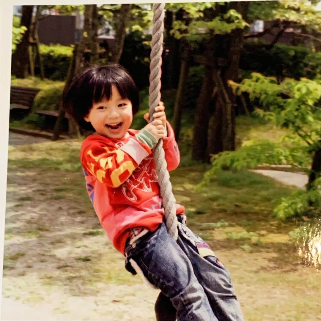 のインスタグラム：「我が家の子供たちは、みんな9月生まれ。本日は、次男のリオの誕生日です💐こんなにチビでしたが、14歳になりました😊誕生日だせど、今日からテスト期間でヒーヒ言って出かけました。テスト頑張って！期待してるよ！笑  #乙女座 #兄妹全員」