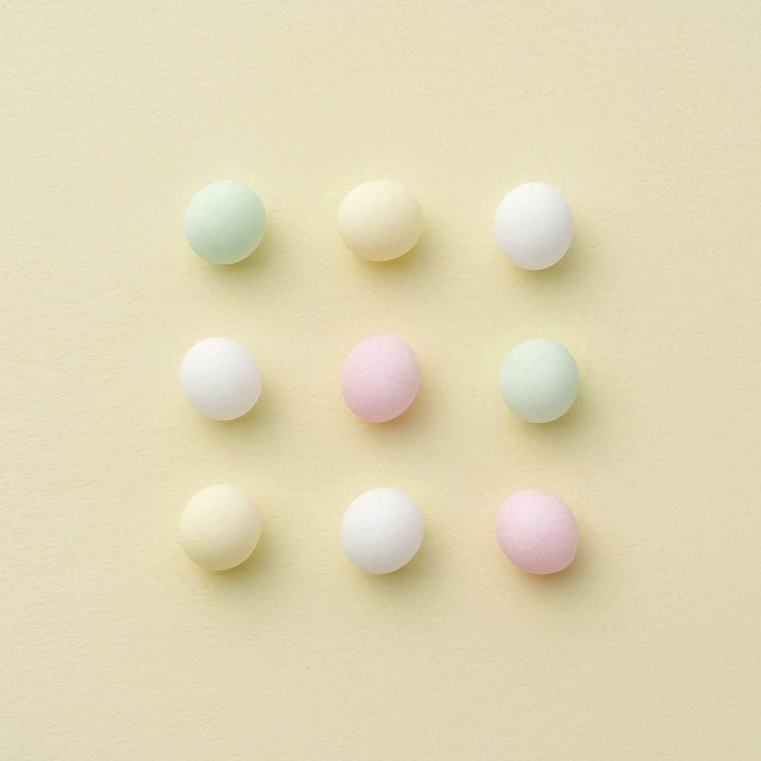 Komayaのインスタグラム：「. 小さな球型砂糖に、四季を表す４つの色で “一年を通じて幸せを祈っています” というメッセージを込めたお砂糖 . 【約1.1g/粒】 . #物語のある砂糖#砂糖#角砂糖#お砂糖菓子#コーヒーと一緒に#あまいもの大好き#手土産にオススメ#お家カフェ#デザインシュガー#ひなまつり#雛祭り#sugarlove」