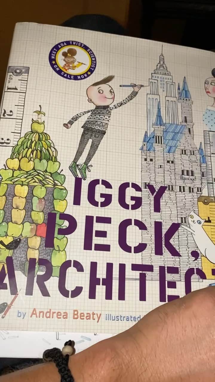 のインスタグラム：「Reading to my kid is one of my favorite things to do - even though I’m pretty sure I enjoy it more than he does.」