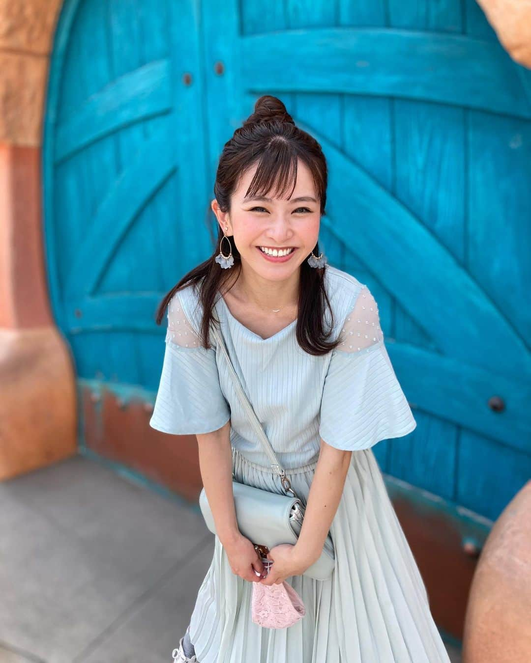 中庄司愛希のインスタグラム：「おはようございます☀  大好きな水色コーデでディズニーへ💙  ディズニーってなんでこんなに楽しいのだろ🥰一日中元気いっぱいでした😘 コロナが落ち着くまでは行けないけど落ち着いたらまた行く🧸 #時差投稿 #ディズニーランド #disneyland #ディズニーコーデ #ゴルフ女子」