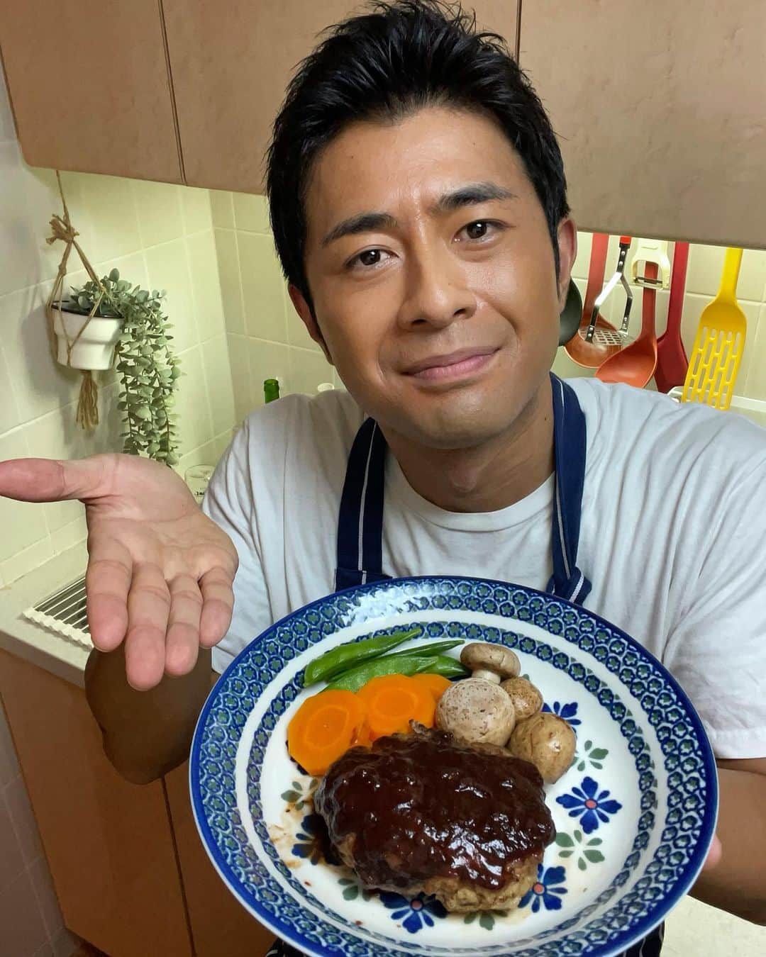 榎並大二郎のインスタグラム：「. ハンバーグを作りました。 ナイフを入れたら肉汁が「ジュンジュワ〜」を 夢見ていましたが、そんなに甘くはありませんでした。 ⁡ #ナイフで押したら #二滴ぐらい出ました #ハンバーグ #クッキングラム」