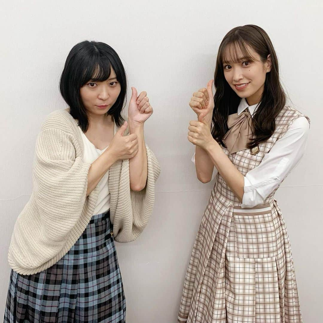 にゃんこスターさんのインスタグラム写真 - (にゃんこスターInstagram)「なんと！嬉しいです！佐々木久美さんにツーショットを撮っていただきました！☺️☺️☺️  先ほどAbemaTV「みえる」に出演してきたのですが、そこでMCを務めていらっしゃったのが佐々木久美さんなんです！  ※ハッ！この瞬間だけマスクを外してますし、マスク外した状態で一切おしゃべりしてないです！ほんとです！  いやー！やっぱり佐々木さんはすごかったです！この番組は始まってすぐ佐々木さんが一発勝負をするという下りがあって、今回はボールを投げて的に当てるというものだったのですが、そのためにみんなより先にスタジオに来て何度も球を投げて練習しておりました！  それできっちり本番決めてた！！！かっこよくない！？？  番組中もうっかり佐々木さんばかり見て「お仕事してる姿もかわいい〜」とか思ってしまった私はアホまぬけ女ですが、でも佐々木さんを近くでみた網膜を大事にして生きていこうと思います！  そして番組の中の鎌倉デートコーデでは視聴者の方のいいねでNo. 1になれました！いいね押してくれた方ありがとうございます！  番組中は時間がなくて言えなかったんですが、今回は洋服を買いに行く暇がなくて家にあるものでコーデしてみたのですがどうゆうのがいいか分からず…  あ！そうだ！と思って佐々木さんが専属モデルを務める「Ray」を読んでみたらたまたま「彼女に着て欲しい服」って特集やってて、そこで男の子がこうゆうのがいいって言ってたやつを寄せ集めてみたら優勝できた！ありがとうRay！ありがとうRayとはまさにこのこと！  はあ〜それにしても嬉しいですね〜家に帰ってきて玄関の扉閉めた瞬間「うれしかった〜」って言っちゃったよ〜  また共演できるように頑張らなきゃですな🥺変モチ🥺変なモチベーション🥺  というか家では久美ちゃんとかキャプテンとか呼んでても共演するとなんか佐々木さんとかしこまってしまうね  #AbemaTV #みえる  #日向坂46  #佐々木久美 さん #にゃんこスター #アンゴラ村長  #ふわふわ」9月8日 23時17分 - nyanco_star_pu_pu_mu