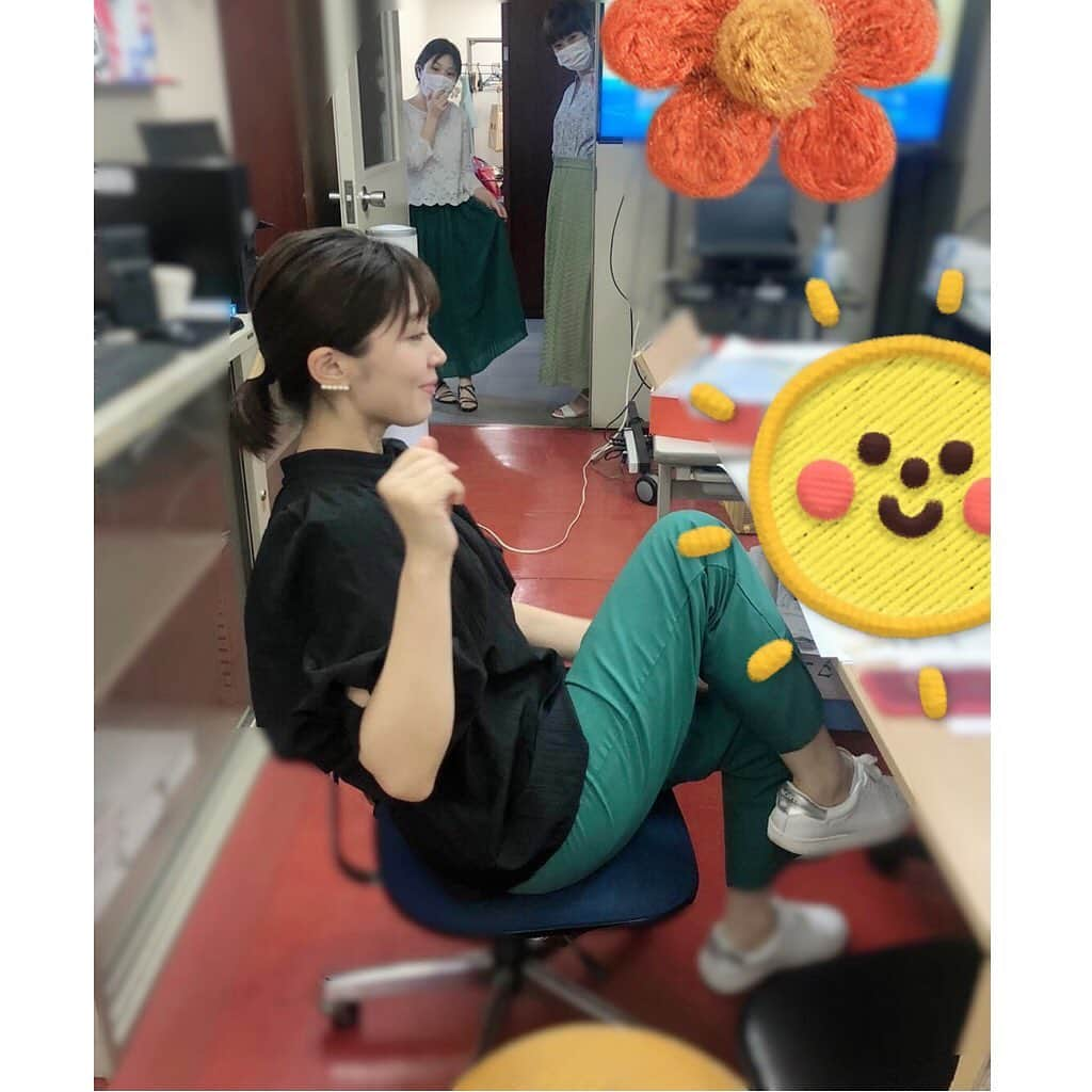 豊崎なつきさんのインスタグラム写真 - (豊崎なつきInstagram)「* みんなと緑な気分が重なった💚  最近、緑色を着る人が多いような  ゆきちゃん 良ちゃんに見つめられて この後、テイクアウト弁当頂きました🍱  #長崎 #テイクアウト #長崎テイクアウト #長崎ランチ #アナウンサー #豊﨑なつき #長崎アナウンサー #長崎放送 #pint #pint_nbc  #アナウンサー私服」9月8日 23時19分 - natsuki_toyosaki