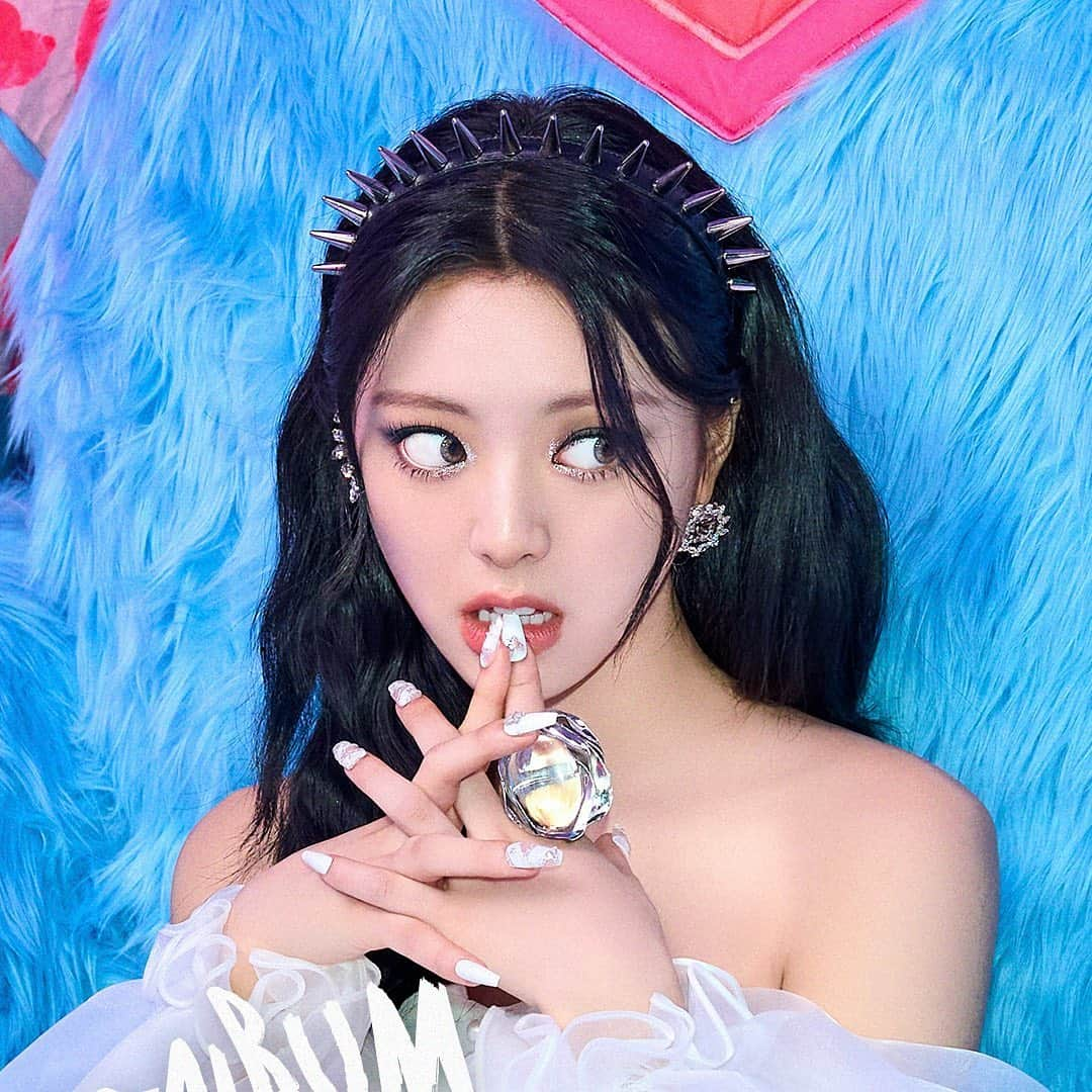 ITZYさんのインスタグラム写真 - (ITZYInstagram)「ITZY The 1st Album <CRAZY IN LOVE>  "LOCO" Concept Image #YUNA  💟 TITLE TRACK "LOCO" 💟 2021.09.24 FRI 1PM (KST) | 0AM (EST)  <CRAZY IN LOVE> Pre-orders https://orcd.co/crazyinlove  #ITZY #있지 @itzy.all.in.us #MIDZY #믿지 #CRAZYINLOVE #LOCO #ITZYComeback」9月9日 0時03分 - itzy.all.in.us