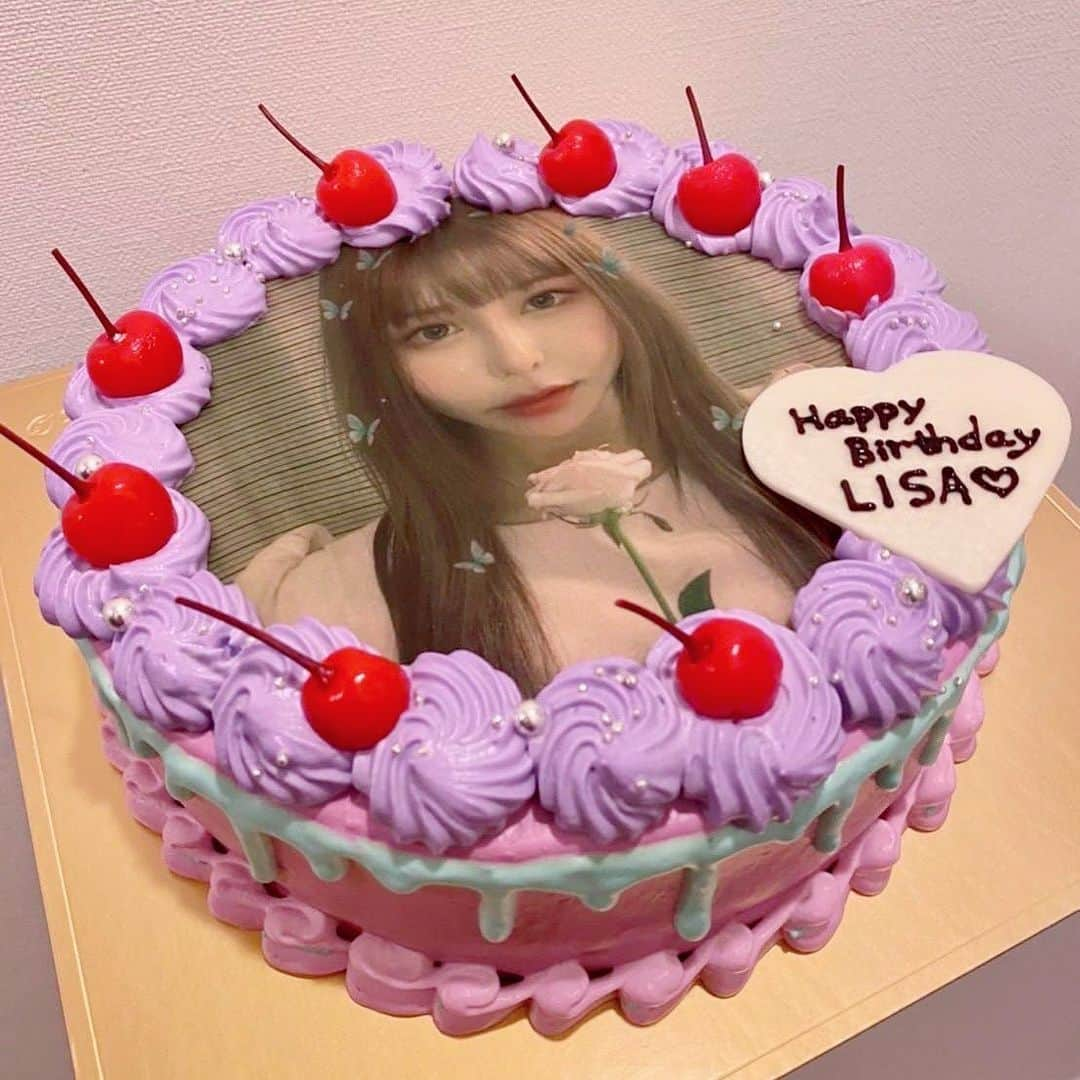 利咲さんのインスタグラム写真 - (利咲Instagram)「Happy Birthday to me😻💕 憧れの写真入りケーキをCake with @cakewith_tokyo さんで注文しました🎂 クオリティが高くてびっくり🌟  色や配置を自分でデザインしたよ💖 シュミレーションしながら選べるのがとても楽しかったです✨ 出来上がりを見て感動🥺 最短3日前から注文出来るみたいです〜 こういうの初めてですが良いですね👍  ---------------------- デザインレシピ載せておきます🍰 カラーのネーミングがかわいい💜 ・丸形ケーキの7号サイズ ・スポンジの中はいちご ・ベースカラーはロマンスピンク ・写真プリントデザイン ・上部のフルーツはさくらんぼ ・クリームはローズ絞りのゆめぎわパープル ・側面のクリームはドリップのベイビーブルー ・側面下部はフリル絞りを淡恋ピンクにときめきブルーのステッチ ・アラザンは大小を散りばめて ・ハート型のチョコレートプレートにオリジナルメッセージ入り ----------------------  サイトURL🤍 ここからシュミレーションできるので面白いよ〜 https://cakewith.jp/   #cakewith_tokyo #cakewith #birthdaycake #バースデーケーキ #🎂 #🍰 #HBD #birthday #バースデー #ケーキ #オリジナルケーキ #写真プリントケーキ」9月9日 0時41分 - himeringo908