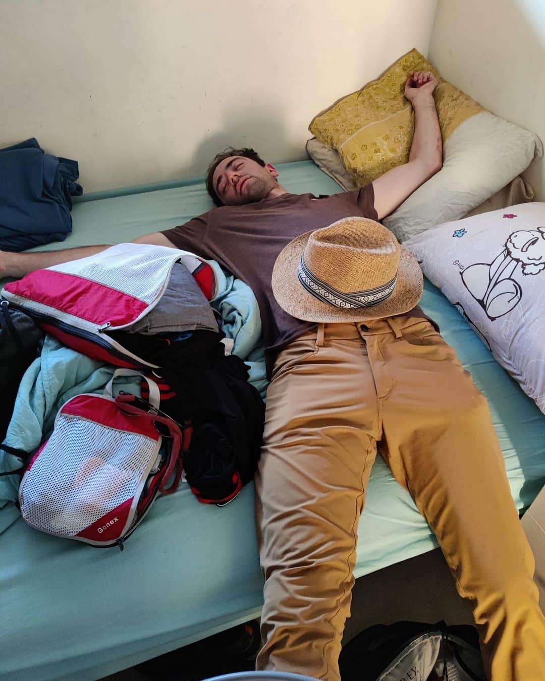 Jacob Simonのインスタグラム：「The ‘solo traveler 1 month into his trip’ look:」