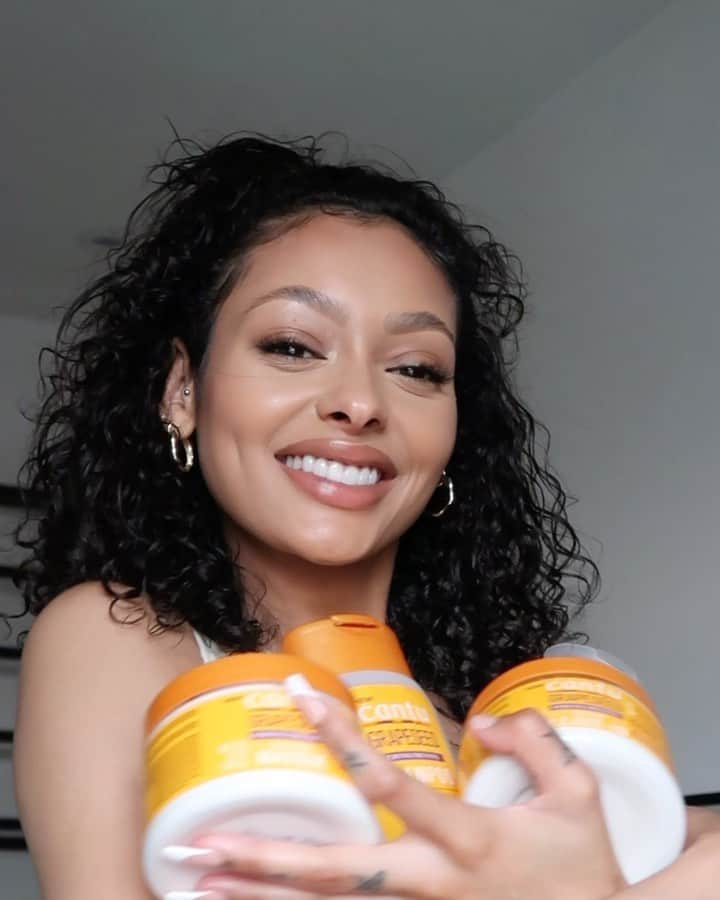 ジェイデ・ピアスのインスタグラム：「#AD Introducing @cantubeautyuk's new Grapeseed Strengthening range! I’ve been a fan of @cantubeautyuk and have used their products for years. I’ve always been obsessed with the smell of their products but the smell of this range is a whole new level! It’s incredible. Not only is the smell amazing but it also has the same amazing results as always with the strengthening benefits of Grapeseed oil 🧡 #cantubeautyuk #cantugrapeseed」