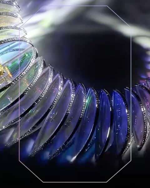 ハンナ・クインリヴァンのインスタグラム：「珠寶也可以這麼前衛🌈   @Boucheron #highjewelry #boucheronholographique」